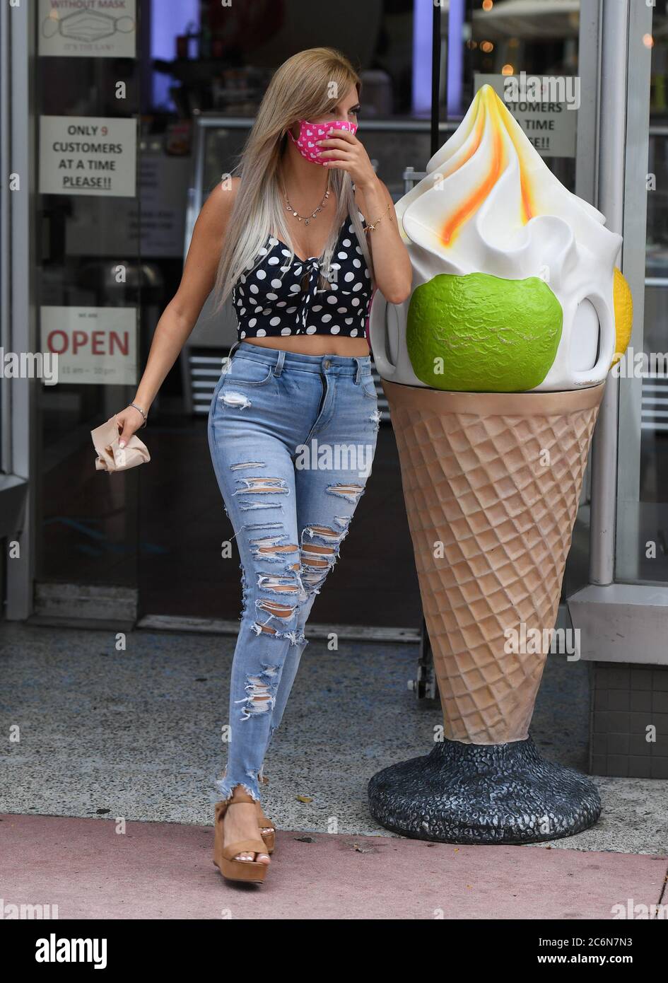 Miami Beach, Florida, Stati Uniti. 10 luglio 2020. La gente ha visto su Lincoln Road come Florida shatters registra con oltre 11K nuovi casi COVID-19 e il più grande aumento di un giorno di ospedalizzazione in un solo giorno il 10 luglio 2020 a Miami Beach, Florida. Credit: Mpi04/Media Punch/Alamy Live News Foto Stock