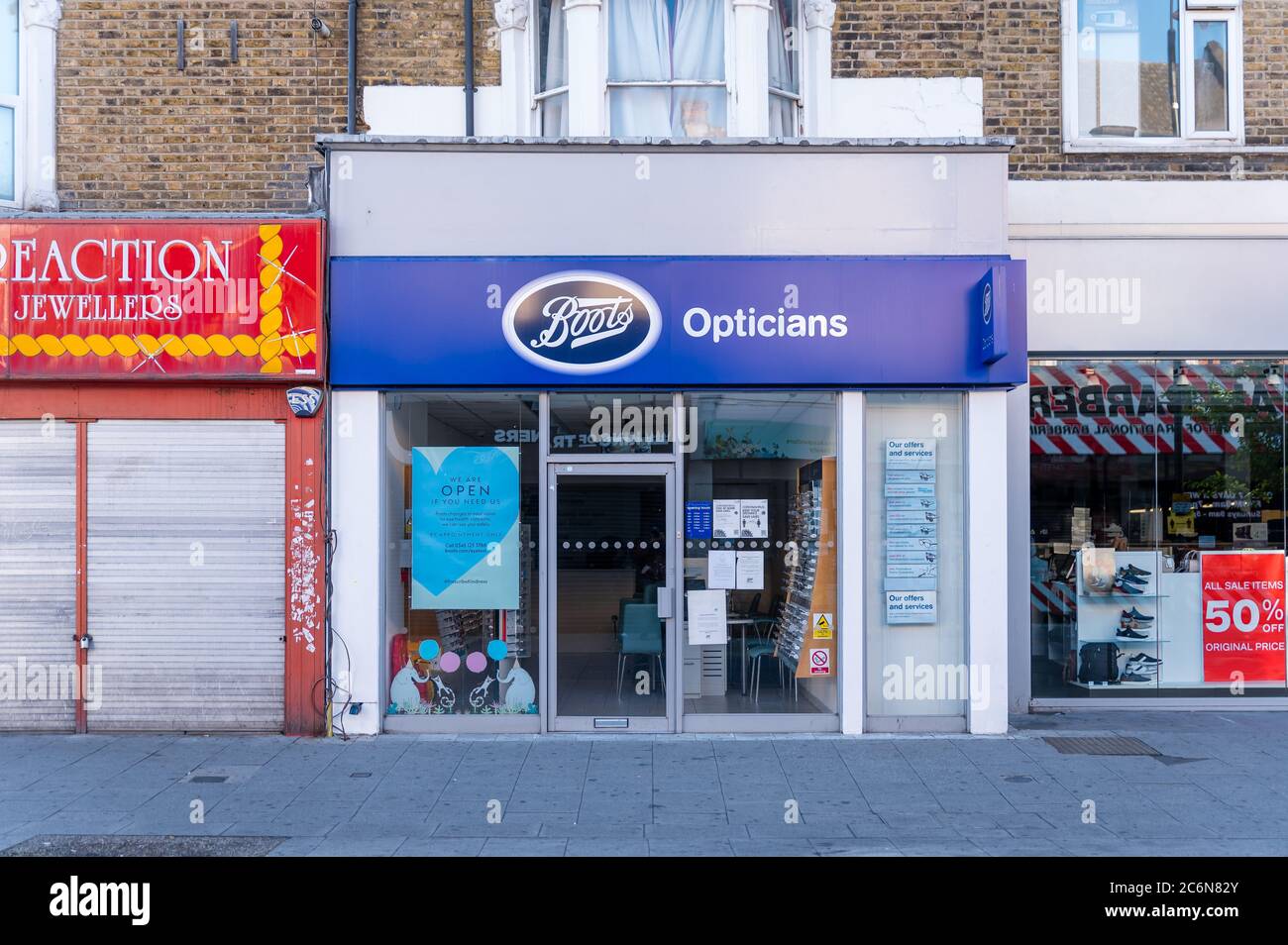 Negozi su High Street North, East Ham, Londra Foto Stock