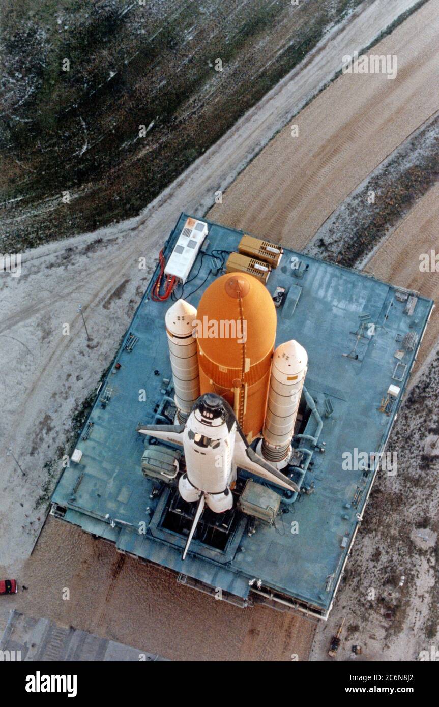 STS-82 ROLL-OUT VIEW --- dopo aver lasciato il Vehicle Assembly Building (VAB), la Space Shuttle Discovery si muove lentamente - circa un miglio all'ora - lungo il Kennedy Space Center (KSC) Crawlerway verso il Launch Pad 39A in preparazione della missione STS-82. Lo Shuttle si trova su una piattaforma di lancio mobile e l'intero assemblaggio viene trasportato da un grande veicolo cingolato chiamato Crawler Transporter. Foto Stock