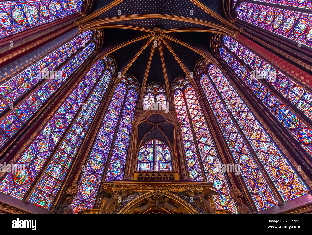 Parigi, la Sainte Chapelle, île de la Cité. Vista dell'interno e delle finestre in vetro colorato. Foto Stock