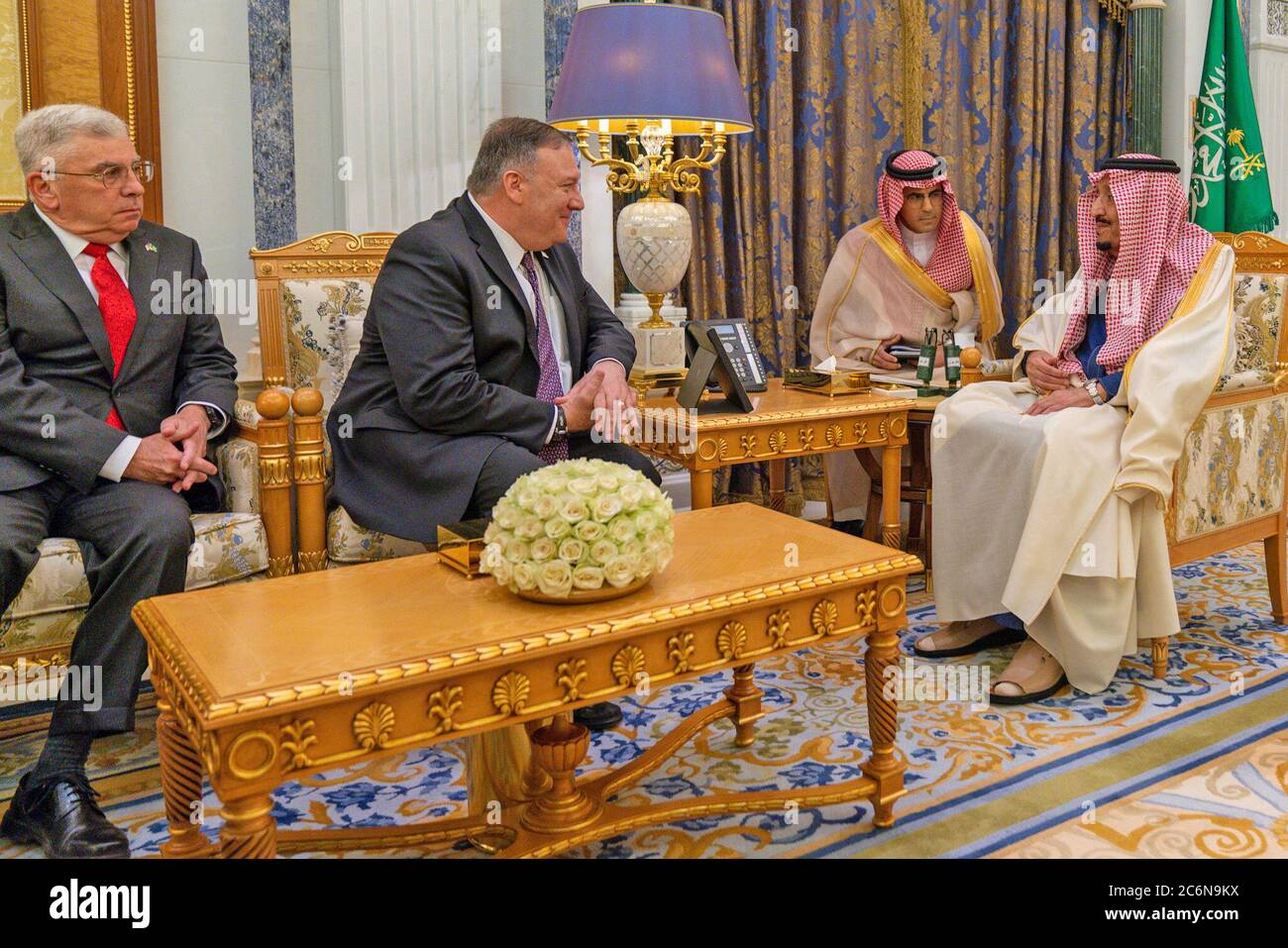 Il Segretario di Stato Mike Pompeo in visita in Arabia Saudita - il Segretario di Stato Michael R. Pompeo incontra il Custode di due Santa moschee Re Salman a Riyadh, Arabia Saudita ca. Febbraio 2020 Foto Stock