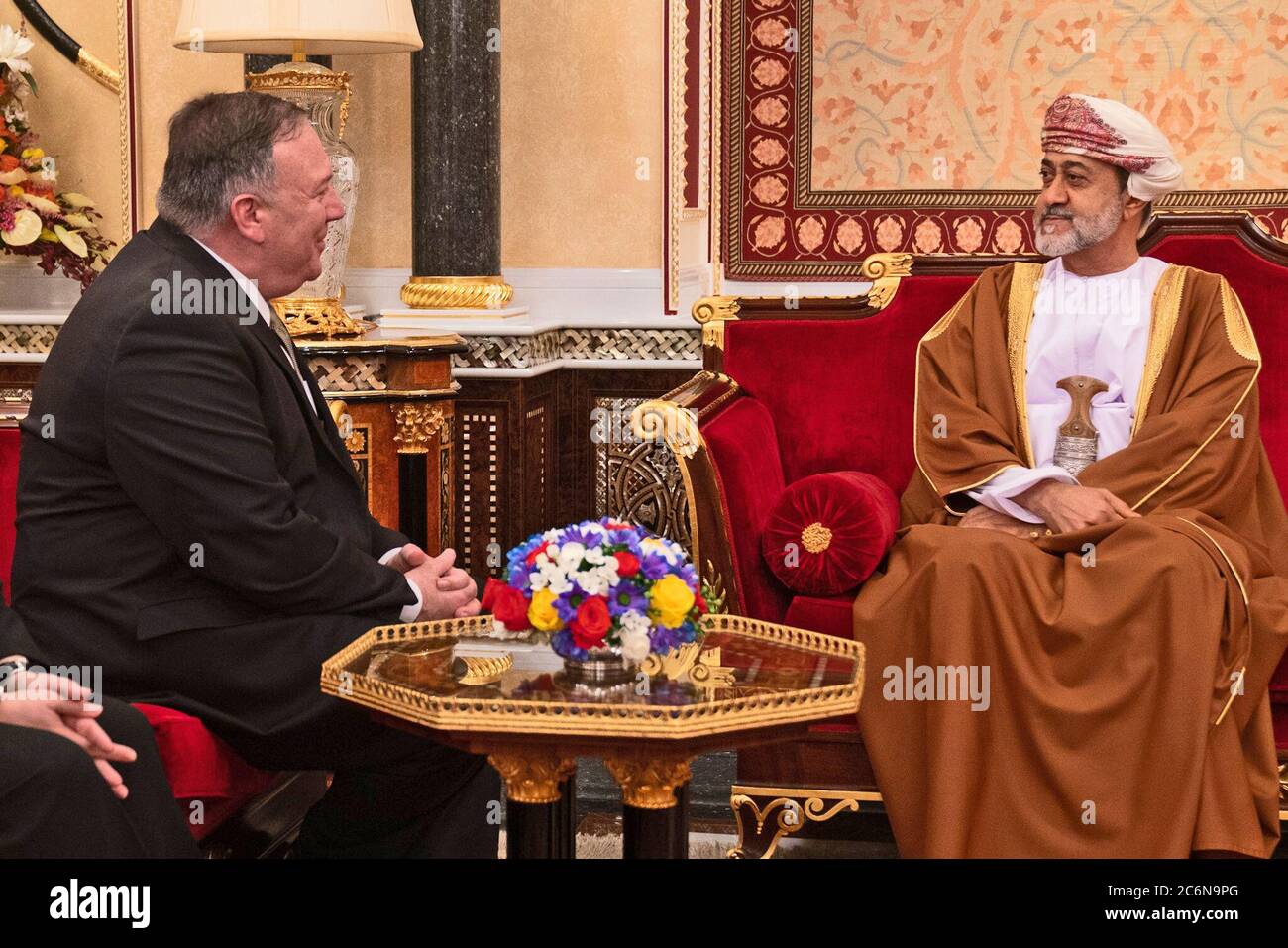 Il Segretario di Stato Michael R. Pompeo incontra il Sultano di Oman Haitham bin Tariq al ha detto, a Muscat, Oman, il 21 febbraio 2020 Foto Stock