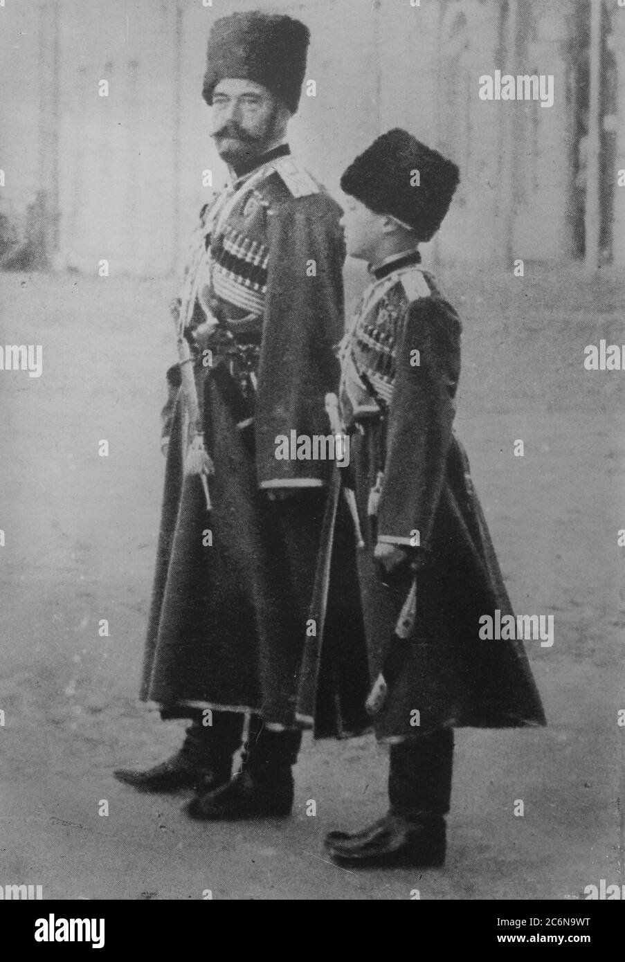 La fotografia mostra lo zar Nicola II e suo figlio Alexei Nikolaevich in uniforme dell'esercito russo, marzo 1917 Foto Stock