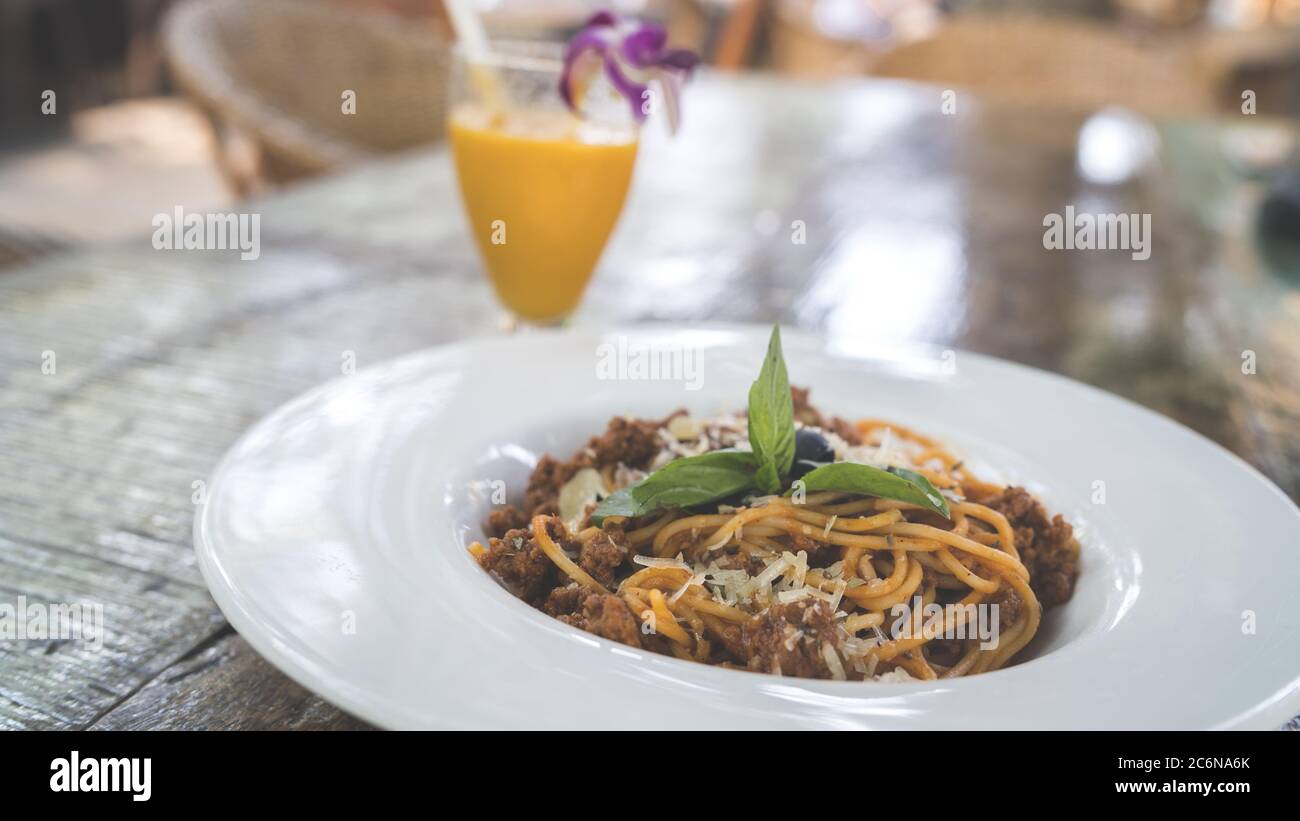 Un piatto di pasta bolognese in un grande piatto bianco. Foto Stock