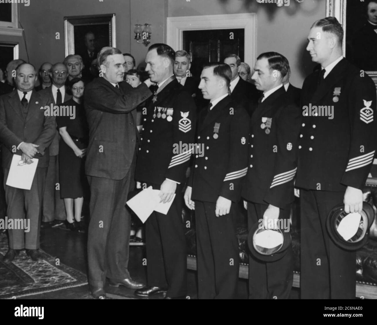 Il Segretario della Marina Charles Edison presenta Medaglie d'onore al Machinista Capo, il Mate William Badders, il Torpedoman Capo John Mihalowski, il Mate Orson Capo Boatswain L. Crandall e il Metalsmith Capo James Harper McDonald il 19 gennaio 1940. Gli uomini hanno guadagnato l'onore di eroismo durante le operazioni di salvataggio e salvataggio in seguito all'affondamento accidentale di USS Squalus il 23 maggio 1939 Foto Stock