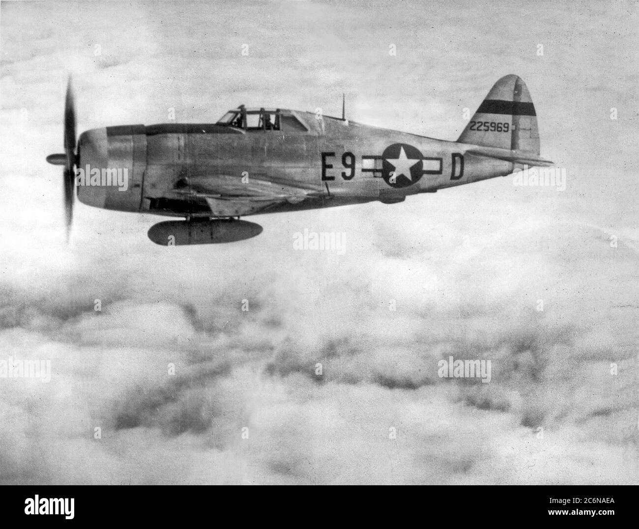 P-47,Thunderbolt è volato la sua prima missione di combattimento--uno sweep in Europa occidentale. Utilizzato sia come ad alta altitudine escort fighter e un basso livello di caccia bombardiere, il P-47 rapidamente guadagnato una reputazione per la robustezza. Foto Stock