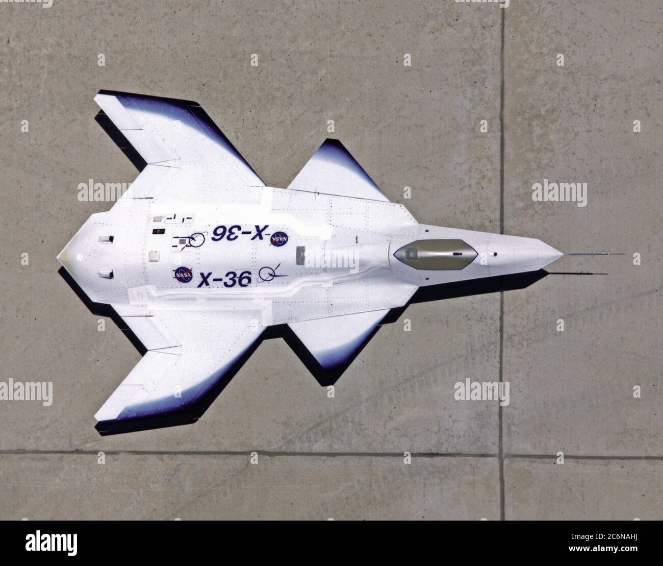 Questa vista panoramica dell'aeromobile X-36 Tailless Fighter Agility Research sulla rampa del Dryden Flight Research Center della NASA, Edwards, California, mostra chiaramente l'insolito design ad ala e a canard dell'aeromobile pilotato a distanza. Foto Stock