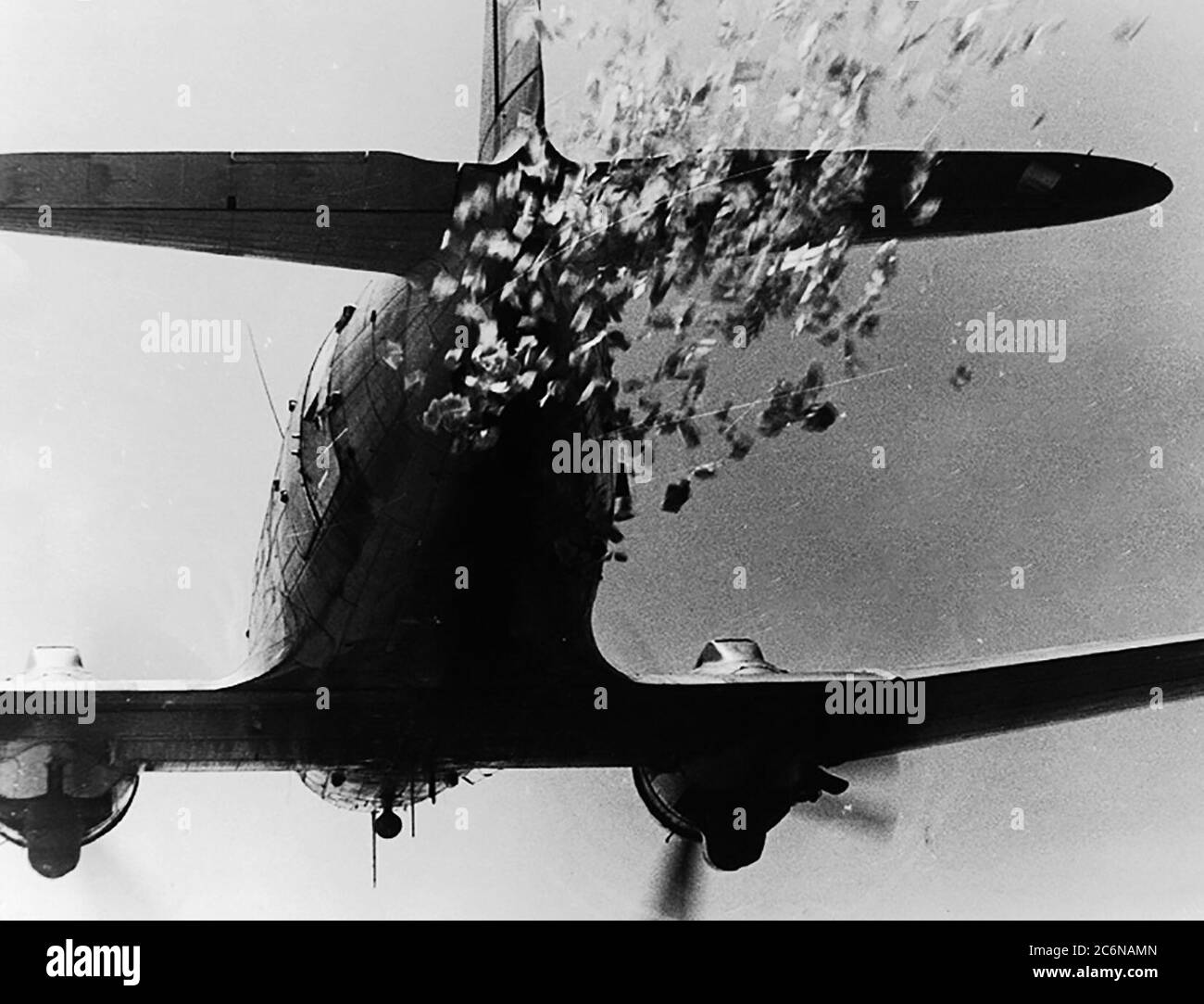 Il cavallo da tiro di aria consegna di volantini nella guerra di Corea è stata la C-47 velivoli da trasporto. Inoltre è stato utilizzato il B-29 Superfortress, che potrebbe distribuire un milione di volantini per volo. Alcuni B-26 pesanti da combattimento erano dotati di cialde speciali che ha ricoperto diverse centinaia di libbre di volantini, che potrebbe essere dribbled fuori a una velocità lenta o oggetto di dumping alla rinfusa in pochi secondi. Dalla fine della guerra, più di 2,5 miliardi di volantini era stato abbandonato su posizioni nemiche. Foto Stock