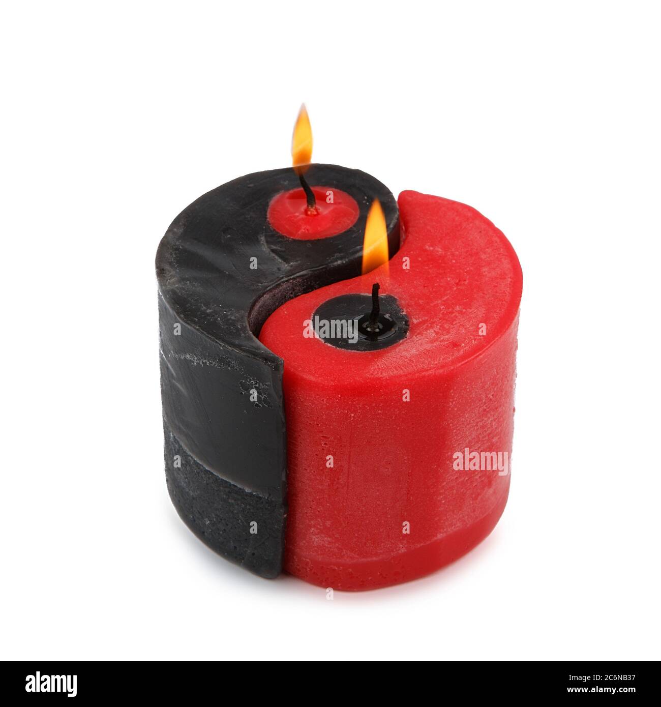 Candela Yin Yang rossa e nera realizzata a mano isolata su sfondo bianco. Doppia  candela. Due candele in una Foto stock - Alamy