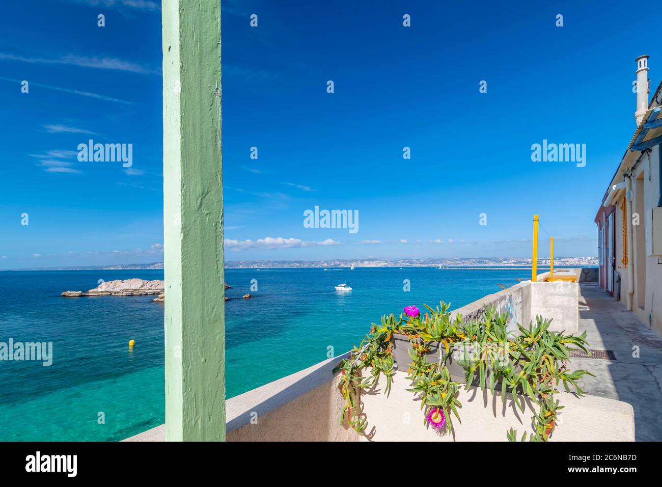 Marsiglia, Francia, la Corniche. Vista sulla baia del Faux-Monnaie, penisola di Malmousque con castello di tasso sullo sfondo. Foto Stock