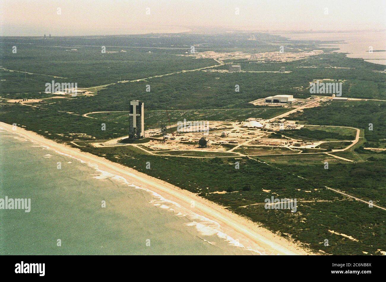 Guardando da est, sull'Oceano Atlantico, questa vista aerea mostra la costruzione del complesso di lancio 41, Cape Canaveral Air Force Station, precedentemente utilizzato per lanciare 17 Titan III e 10 Titan IV razzi. Foto Stock