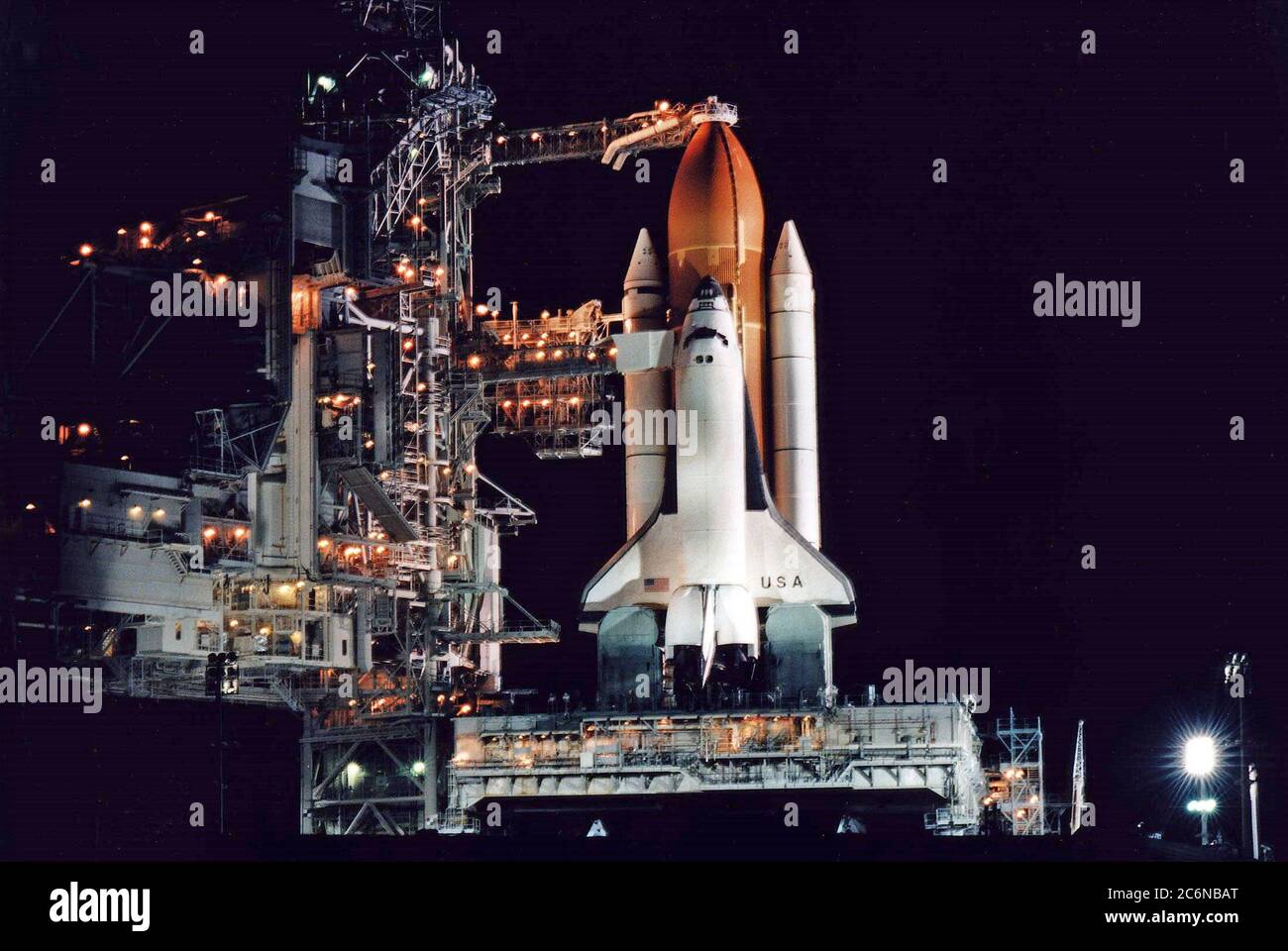 Lo Space Shuttle Columbia si trova in piedi nella notte per la missione STS-83 Microvitity Science Laboratory-1 (MSL-1) dopo che la struttura di servizio rotante del Launch Pad 39A è stata spostata indietro prima dell'inizio delle operazioni di rifornimento che hanno luogo circa 12 ore prima del liftoff. Foto Stock