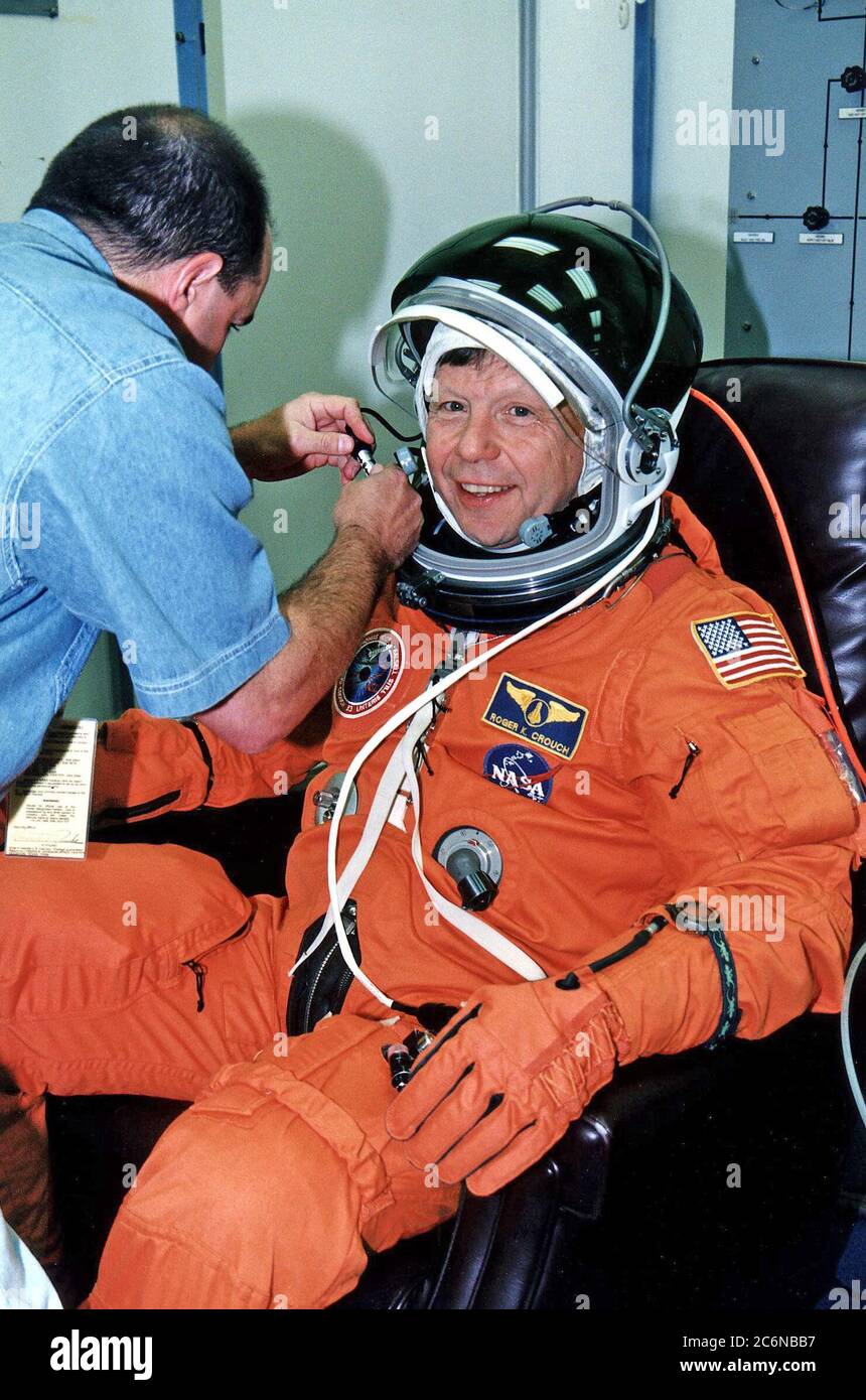 Roger K. Crouch, specialista del payload STS-83, è assistito nel suo tuta di lancio/entrata nell'edificio Operations and Checkout (o&C). È il capo scienziato della NASA Microtity Space and Applications Division. Ha anche servito come Program Scientist per le precedenti missioni di microgravità Spacelab ed è un esperto nella crescita dei cristalli semiconduttori. Foto Stock
