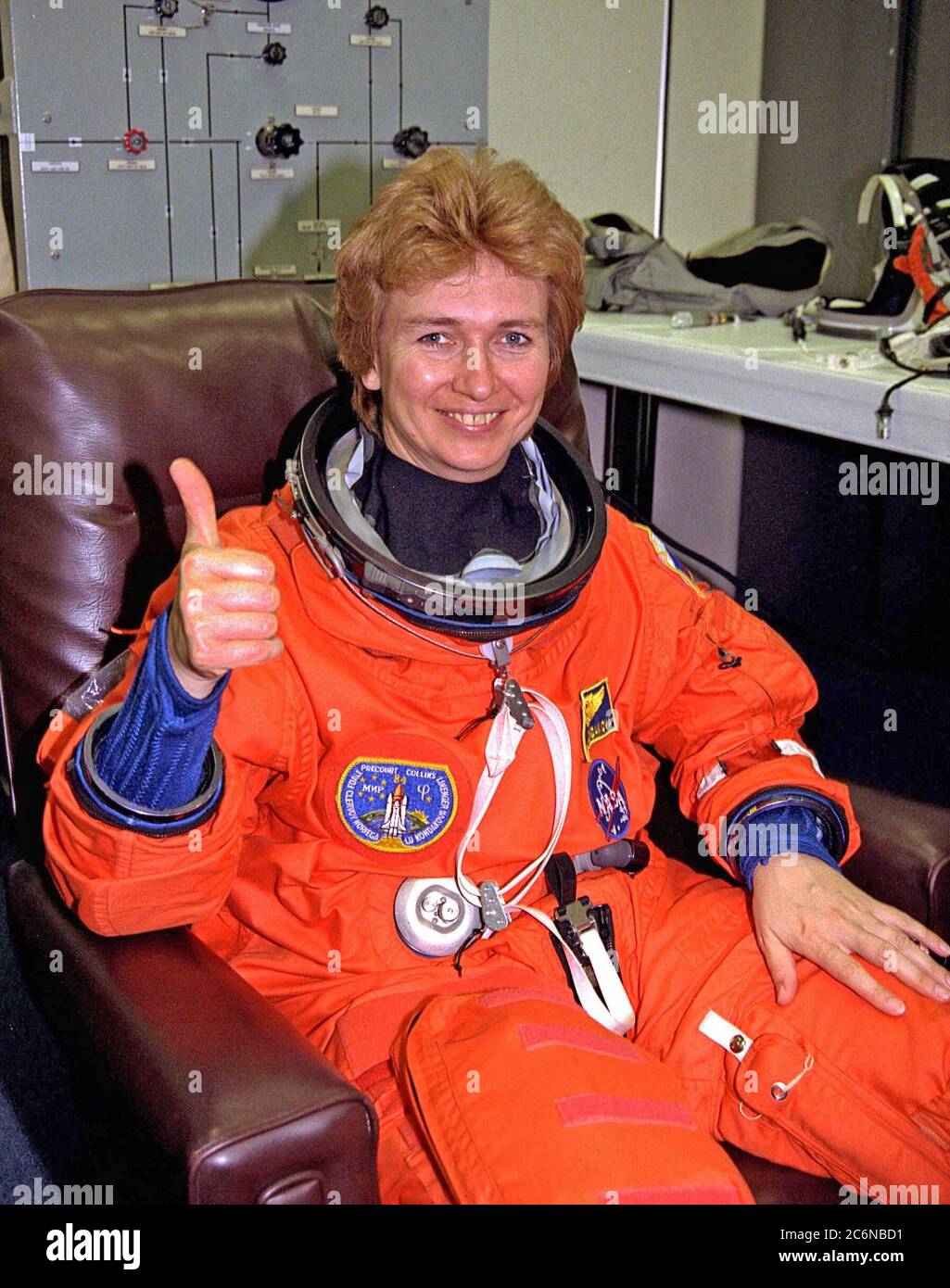 STS-84 Mission Specialist Elena V. Kondakova dà un "pollice in su" mentre dons il suo vestito di lancio e di entrata durante i preparativi finali del prelaunch nell'edificio delle operazioni e della cassa. Kondakova è un cosmonaut dell'Agenzia spaziale russa. Questo è il suo secondo viaggio nello spazio, ma il suo primo sulla navetta spaziale. Ha trascorso 169 giorni nello spazio come ingegnere di volo della 17 missione principale sulla Stazione spaziale russa Mir dal 4 ottobre 1994 al 9 marzo 1995. STS-84 a bordo di Atlantis sarà il sesto attracco dello Space Shuttle con il Mir Foto Stock