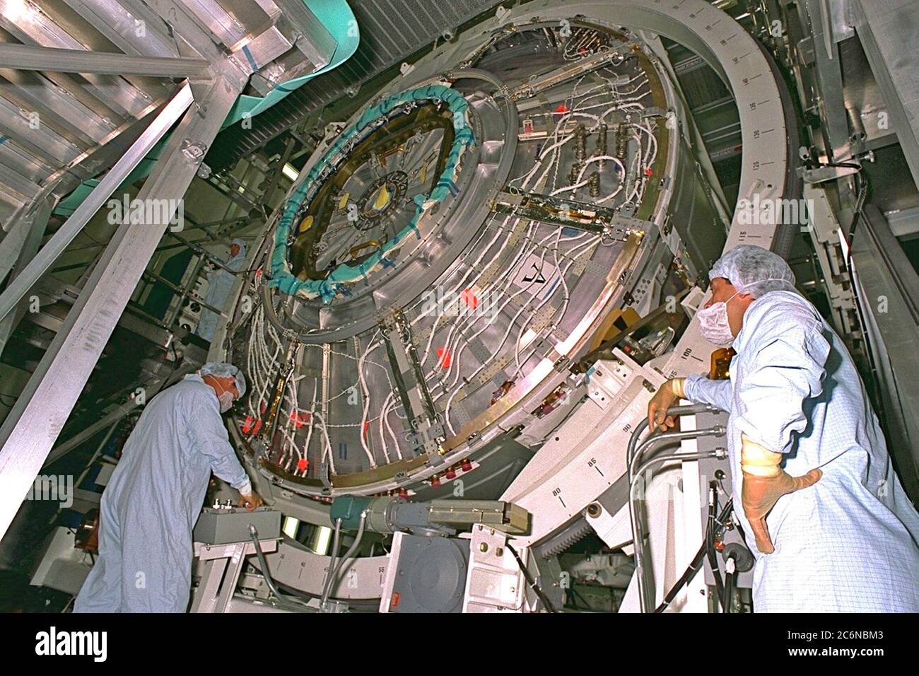 Gli operatori ruotano il nodo 1, parte del carico utile primario del primo lancio dello Space Shuttle di un elemento della Stazione spaziale Internazionale (ISS), durante le attività di elaborazione nell'impianto di elaborazione della Stazione spaziale. Insieme a due adattatori di accoppiamento pressurizzati, il nodo 1 è previsto per il lancio a bordo dello Space Shuttle Endeavour sulla missione STS-88 nel luglio 1998. Il modulo lungo 22 piedi ha un diametro di 18 piedi. Il nodo 1 servirà come passaggio di collegamento alle aree di vita e di lavoro dell'ISS Foto Stock