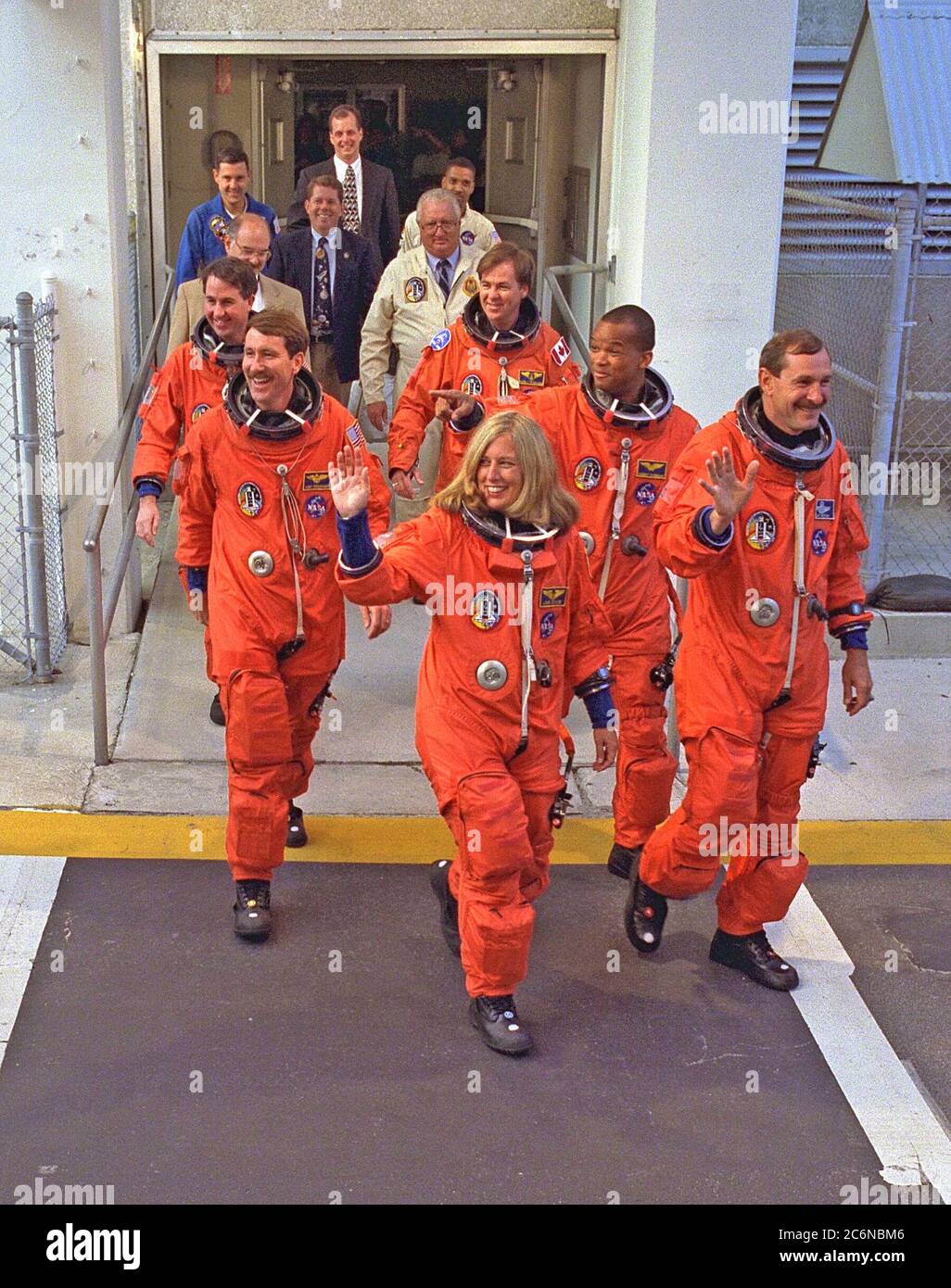 KENNEDY SPACE CENTER, FLA. -- l'equipaggio di volo STS-85 saluta una folla di bene-wishers mentre escono dal Operations and Checkout (o&C) Building per il loro giro a Launch Pad 39A, dove prenderanno i loro posti a bordo della Space Shuttle Discovery. Sventolando alla folla è il comandante Curtis L. Brown, Jr. (Destra). Dietro di lui si trovano lo specialista della missione Robert L. Curbeam, Jr. E lo specialista del payload Bjarni V. Tryggvason. A destra di Brown è il comandante del carico di lavoro N. Jan Davis. Dietro di lei ci sono il pilota Kent V. Rominger e lo specialista della missione Stephen K. Robinson. Foto Stock