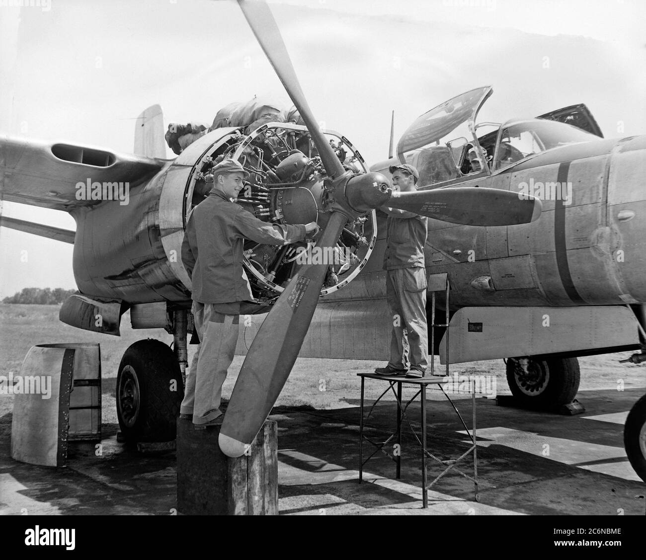 Airman lavora su un aereo B-26 al primo North Dakota Air National Guard organizzativo 'ummer camp' a Hector Field, Fargo, N.D., Giugno 1948 Foto Stock