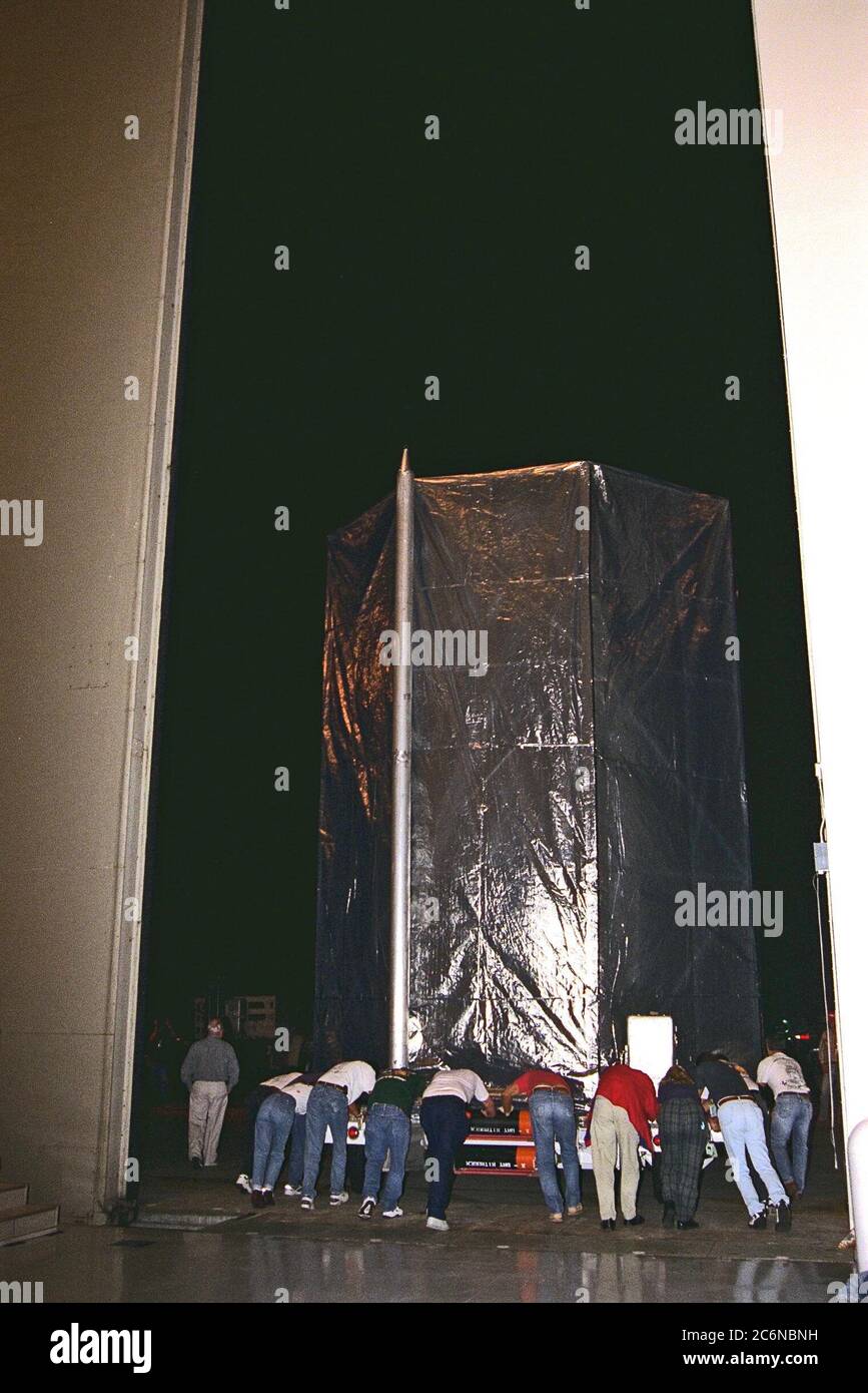 La navicella spaziale Cassini viene lanciata fuori dal Payload Hazardous Servicing Facility (PHSF) presso il Kennedy Space Center, Fla., poco prima di essere trasportata al complesso 40 presso la stazione aerea di Cape Canaveral (CCAS), dove verrà sollevata fino alla cima del suo veicolo di lancio Titan IV/Centaur. Cassini è una missione internazionale condotta dall'Amministrazione Nazionale Aeronautica e spaziale (NASA), dall'Agenzia spaziale europea (ESA) e dall'Agenzia spaziale Italiana (ASI). Foto Stock