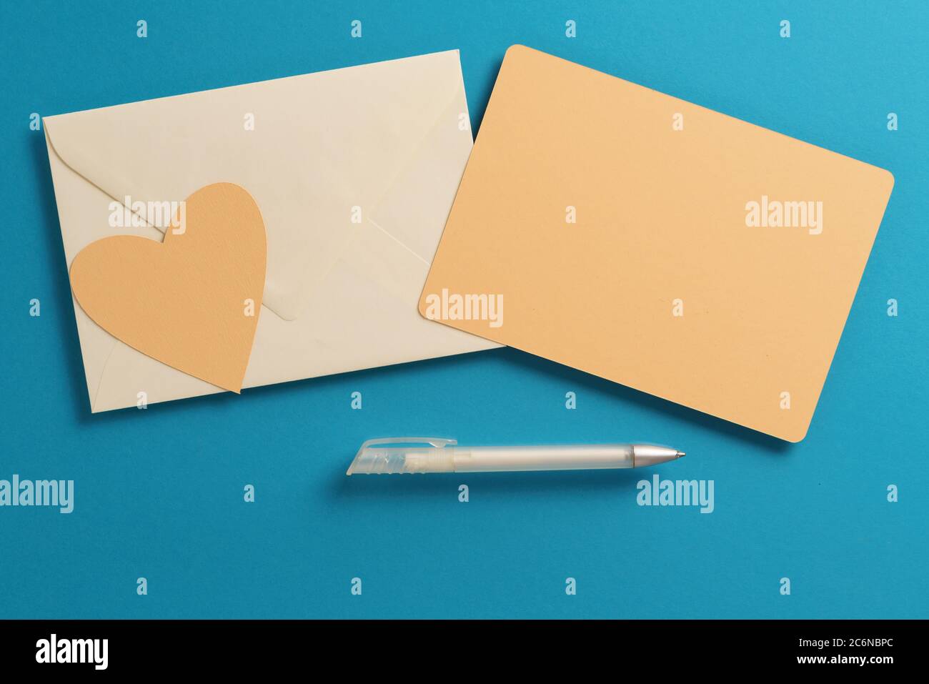 Biglietto d'auguri per mockup a posa piatta con penna e busta Foto Stock