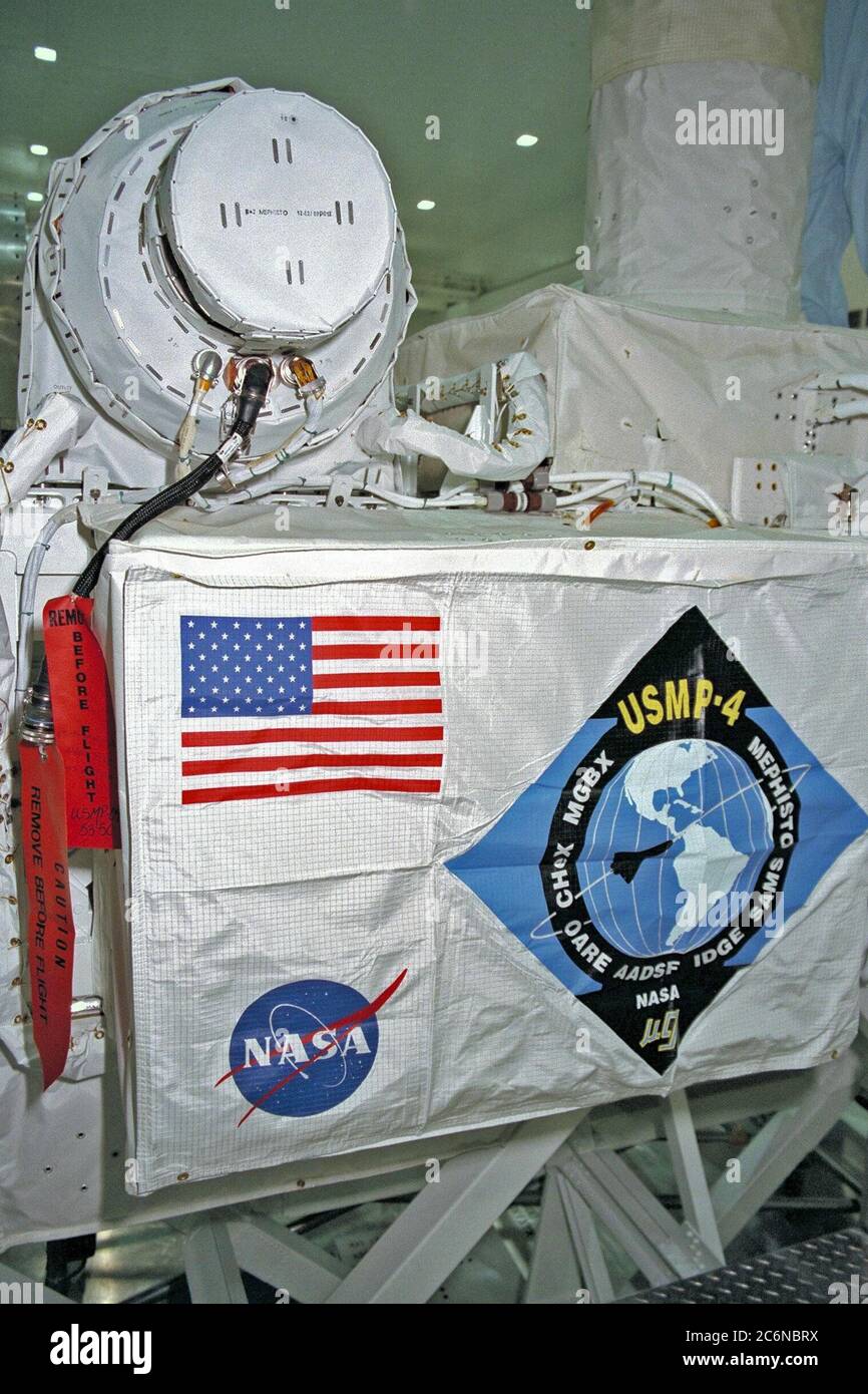 Gli esperimenti di Microcitation Payload-4 (USMP-4) degli Stati Uniti sono preparati per essere fatti fluire sulla missione dello Space Shuttle STS-87 nella struttura di elaborazione della Stazione spaziale al Kennedy Space Center (KSC). Il grande cilindro verticale bianco al centro della foto è il forno di solidificazione direzionale automatico avanzato (AADSF) e il tubo orizzontale alla sua sinistra è MEPHISTO, l'acronimo francese per un'indagine cooperativa americana-francese sui fondamenti della crescita dei cristalli. Alla destra dell'AADSF si trova l'esperimento di crescita dendritica isotermica (IDGE), che verrà utilizzato per studiare i dendritici Foto Stock