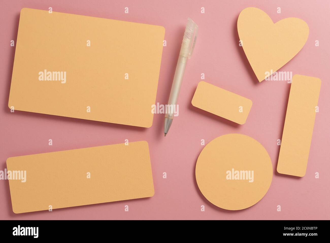 Biglietto d'auguri per mockup a posa piatta con penna e busta Foto Stock