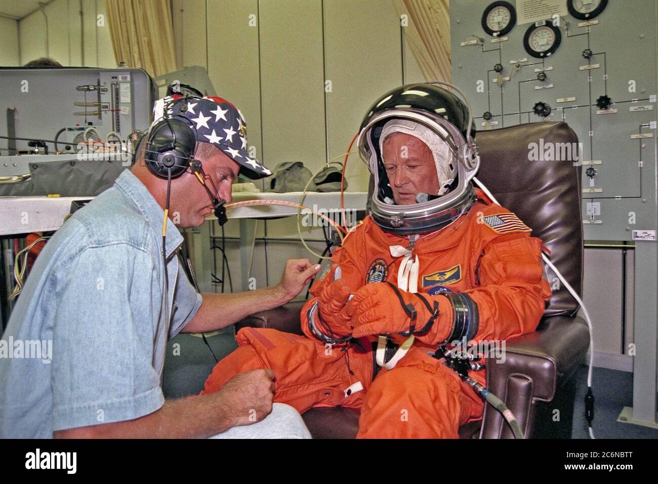 STS-86 Specialista Missione Jean-Loup J.M. Chretien dell'Agenzia spaziale francese, CNES, riceve l'assistenza di un tecnico del tuta per regolare il suo lancio e l'entrata nel Operations and Checkout Building. Foto Stock