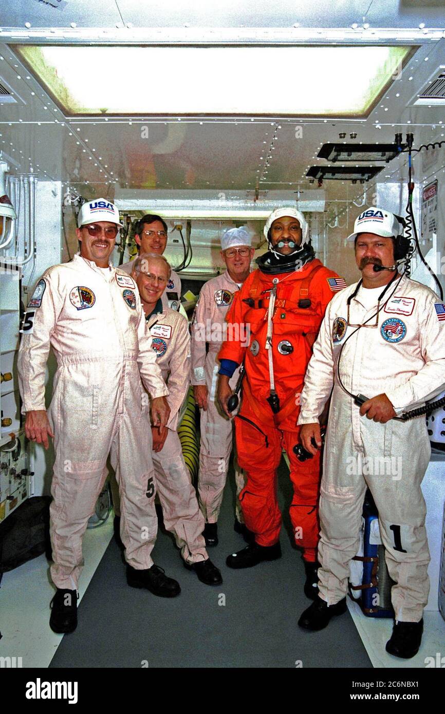 Lo specialista della missione STS-87 Winston Scott si pone nella sua navicella arancione per il lancio e l'ingresso con i tecnici della NASA Suit al Launch Pad 39B durante le attività di Terminal Countdown Demonstration Test (TCDT). Foto Stock