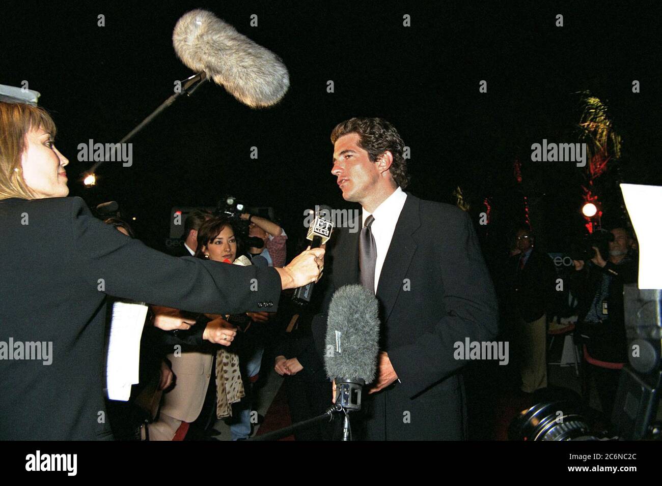 KENNEDY SPACE CENTER, FLA. John F. Kennedy Jr., redattore capo di George Magazine, parla con i membri dei media nazionali presso l'Home Box Office (HBO) e Imagine Entertainment premiere delle miniserie in 12 parti 'dalla Terra alla Luna' al Kennedy Space Center (KSC). La serie è stata girata in parte in location al KSC e drammatizza gli aspetti umani degli sforzi della NASA per lanciare gli americani sulla Luna. Foto Stock