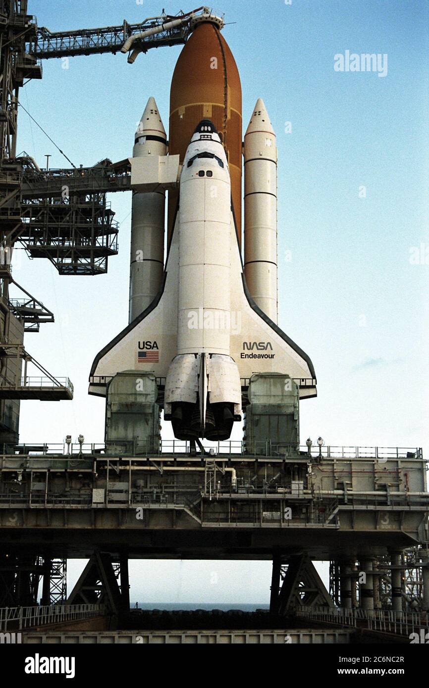 Lo Space Shuttle Endeavour saluta un giorno molto significativo per il più giovane orbitante della flotta, poiché la sua struttura di servizio rotazionale viene rollback il giorno di lancio programmato. STS-89, in programma per un liftoff EST delle 21:48 del 22 gennaio, è l'ottavo docking con la Stazione spaziale russa Mir, il primo docking Mir per Endeavour (tutti i precedenti dock sono stati fatti da Atlantis), e il primo lancio del 1998. Dopo l'attracco con Mir, lo specialista della missione Andrew Thomas, pH.D., si trasferirà alla stazione spaziale, succedendo a David Wolf, M.D., che tornerà a bordo della Terra a bordo di Endeavour. Il Dott. Thomas vivrà e. Foto Stock