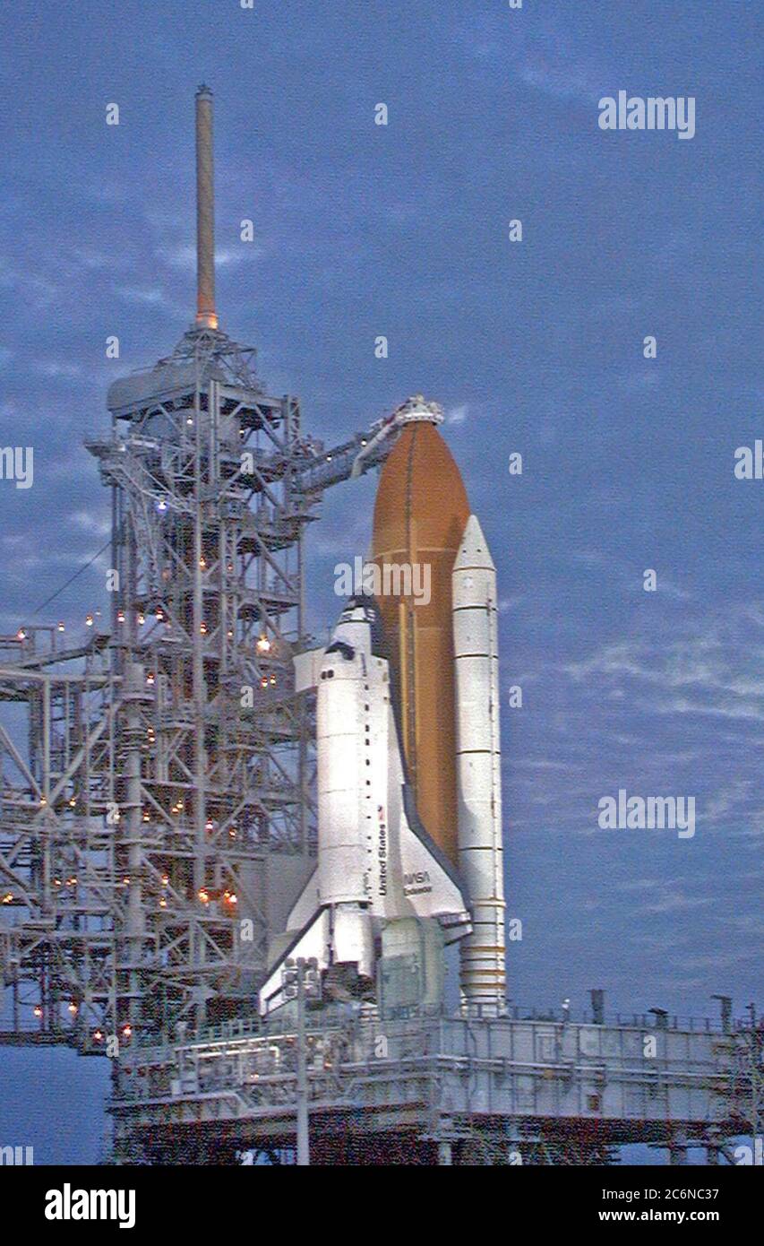 KENNEDY SPACE CENTER, Fla. -- lo Space Shuttle Endeavour attende il primo sguardo di un giorno molto significativo per il più giovane orbiter della flotta come la sua struttura di servizio rotazionale è rotolato indietro poco prima dell'alba, il suo giorno programmato di lancio. STS-89, in programma per un liftoff EST delle 21:48 del 22 gennaio, è l'ottavo docking con la Stazione spaziale russa Mir, il primo docking Mir per Endeavour (tutti i precedenti dock sono stati fatti da Atlantis), e il primo lancio del 1998. Dopo l'attracco con Mir, lo specialista della missione Andrew Thomas, pH.D., si trasferirà alla stazione spaziale, succedendo a David Wolf, M.D., Foto Stock