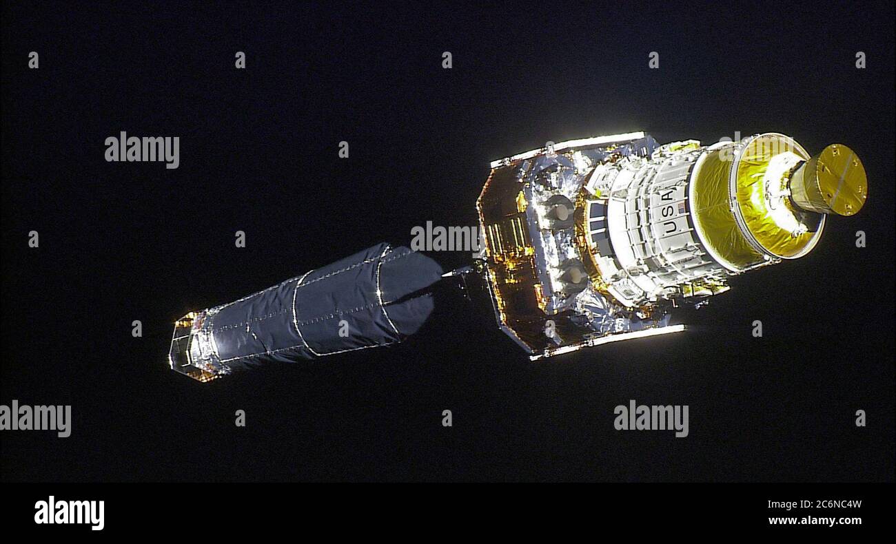 (23 luglio 1999) --- l'osservatorio a raggi X Chandra e la sua fase superiore sono stati catturati durante la separazione dallo Space Shuttle Columbia con il camcorder HDTV STS-93 all'interno della cabina dell'equipaggio. Foto Stock