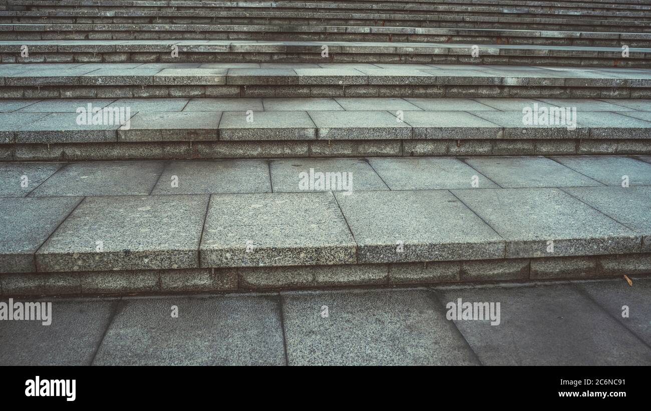 Struttura di gradini di cemento. Scala in pietra nel centro della città. La struttura di fondo dei gradini di pietra all'aperto è fatta di una moltitudine di lastre. Foto Stock