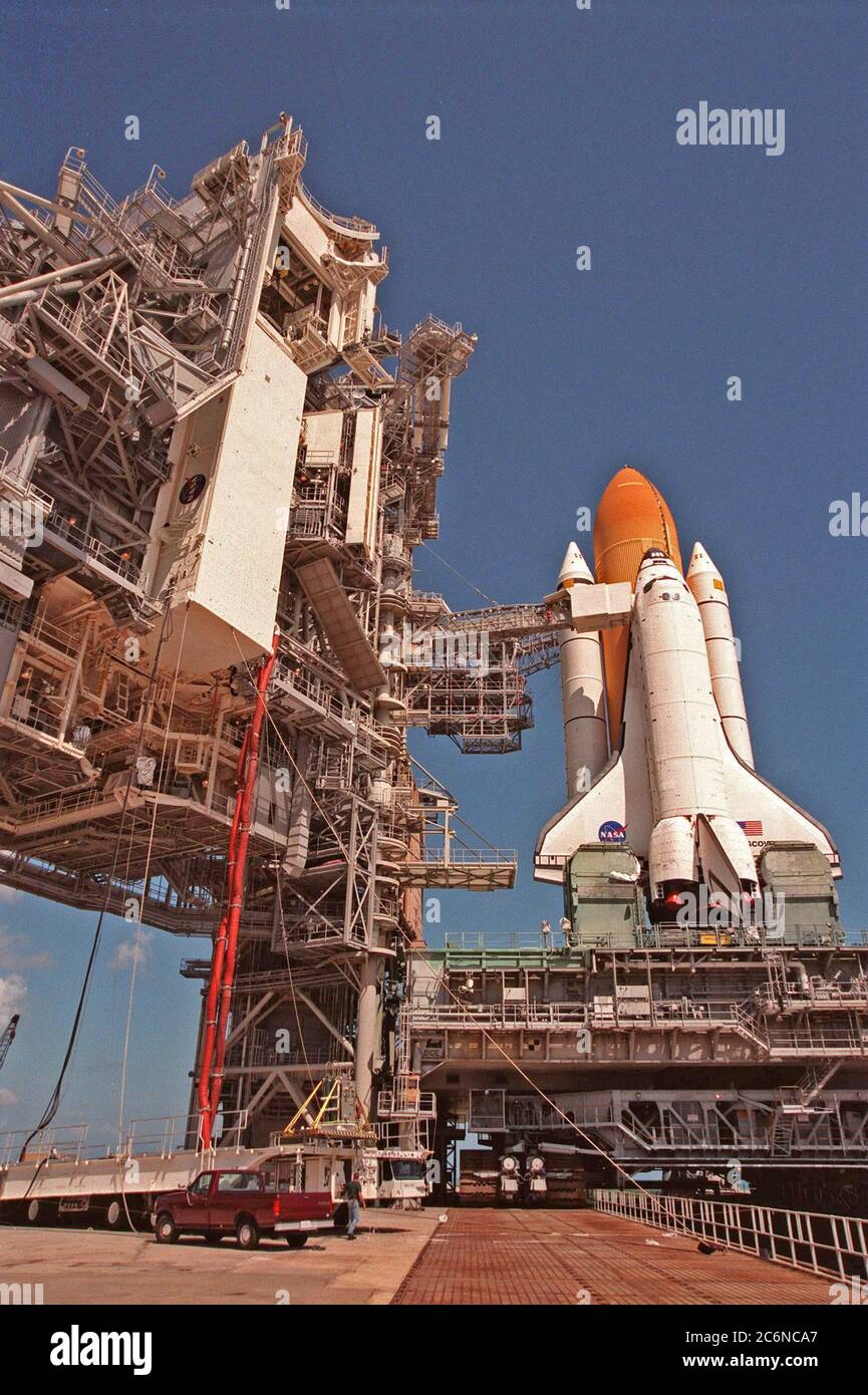 A sinistra, il filtro a carboni attivi per Space Shuttle Discovery viene sollevato dal veicolo che muove il filtro a carboni attivi fino alla parte superiore della struttura di servizio rotante sul Launch Pad 39-B. Discovery (a destra), situata in cima alla piattaforma di lancio mobile e accanto alla struttura del servizio fisso, è prevista per il lancio il 29 ottobre 1998 per la missione STS-95. La missione comprende l'International Extreme Ultrolet Hitchhiker (IEH-3), la piattaforma di test dei sistemi orbitali del telescopio spaziale Hubble, la navicella spaziale estraibile per l'osservazione solare Spartan e IL modulo singolo SPACEHAB con esperimenti sul volo spaziale e sull'invecchiamento Foto Stock