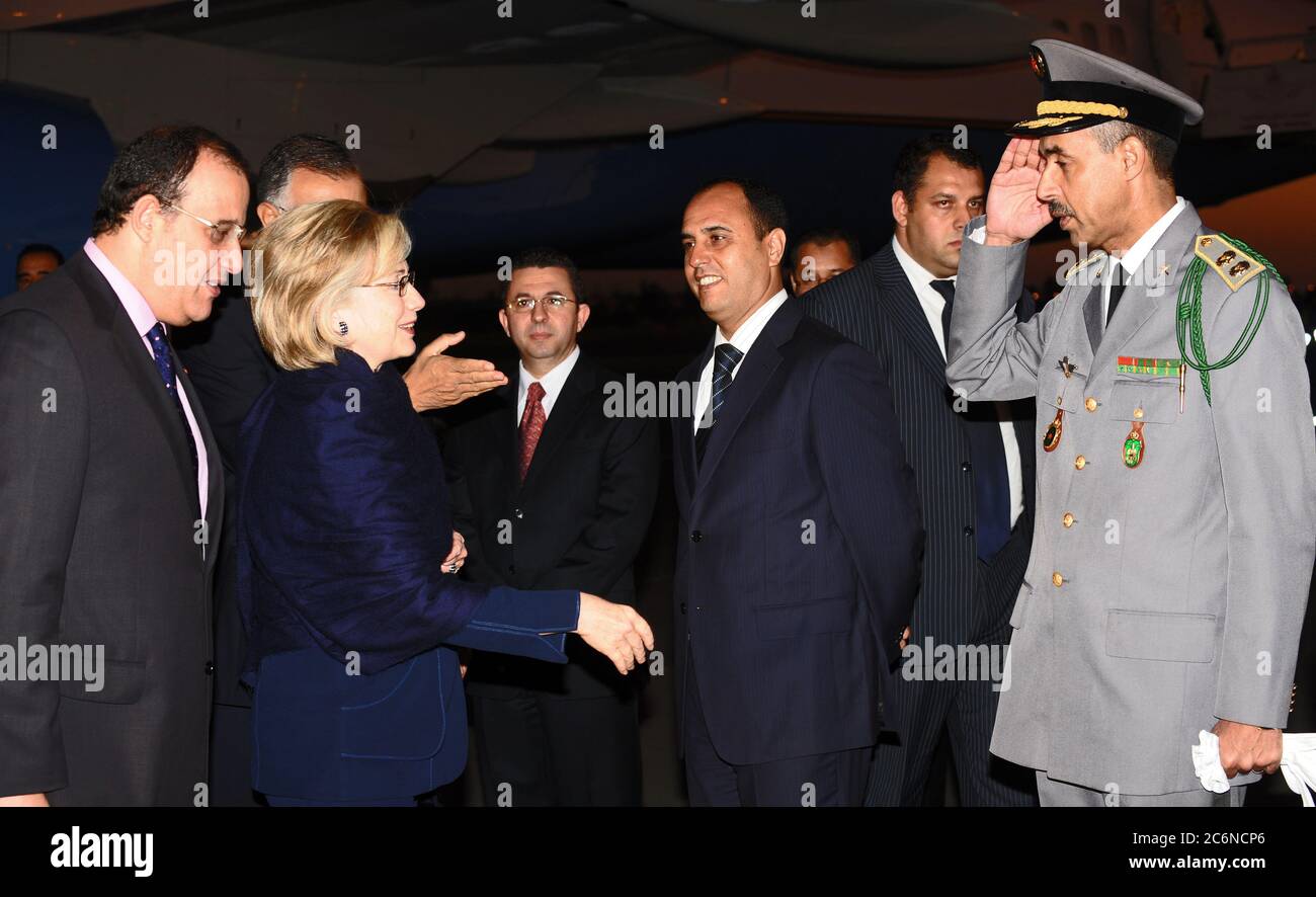 Stati Uniti Il segretario di Stato Hilllary Rodham Clinton è accolto all'aeroporto prima che ella assiste il 6° Forum per il futuro in Marrakech, Marocco Novembre 2, 2009. Foto Stock
