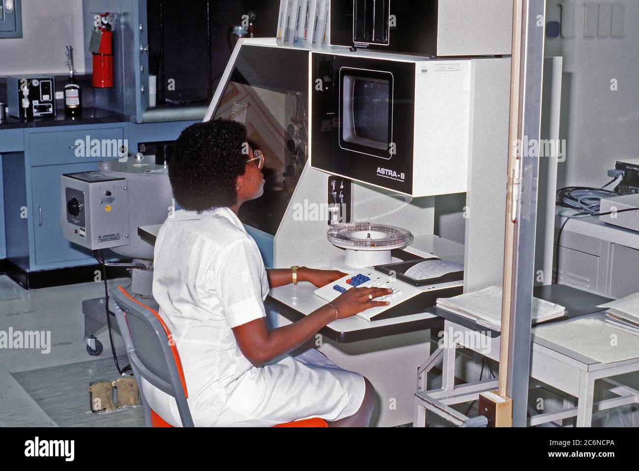 Un tecnico inserisce i dati in un computer a esercito Gorgas Hospital. Foto Stock