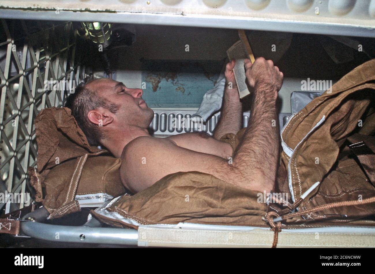 (Luglio-settembre 1973) --- Vista di astronauta Alan L. Fagiolo, Skylab 3 commander, nel suo sonno vano, la lettura di un libro. Foto Stock