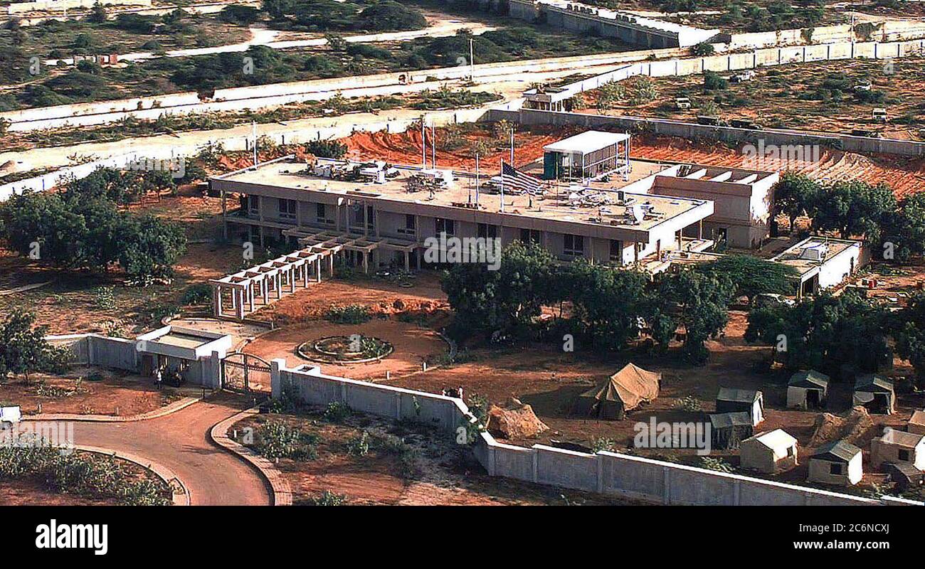 1992 - vista aerea del fronte dell'Ambasciata statunitense composto a Mogadiscio, in Somalia. La Joint Task Force il quartier generale per ripristinare la speranza è che ci si trovano. Non ci sono piani per costruire una tendopoli sul composto. Alcune tende sono erette sull'angolo inferiore destro del telaio. Questa missione è a diretto sostegno di Restore Hope. Foto Stock