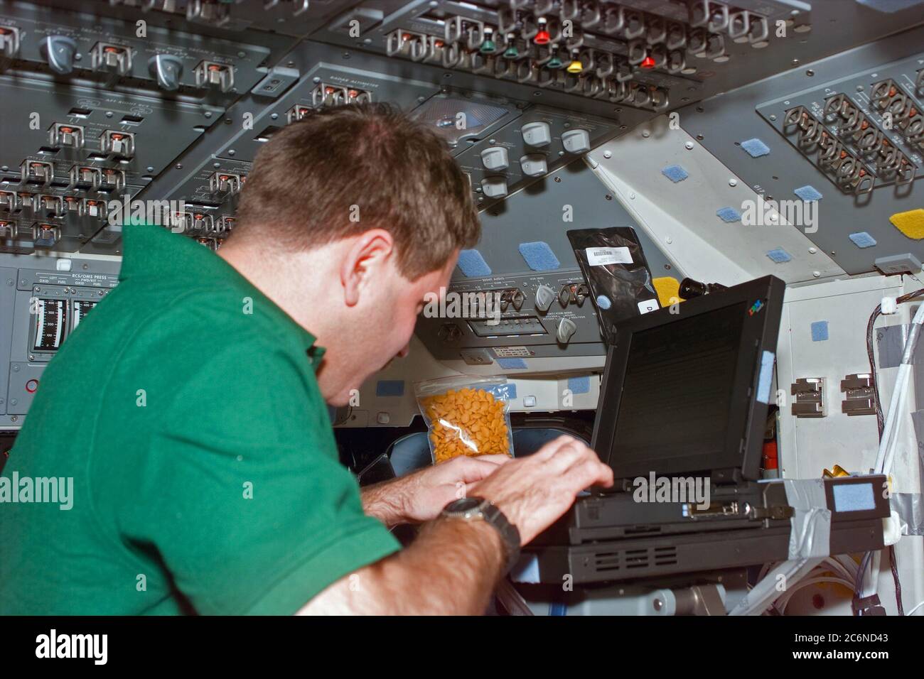 (12 gennaio 1997) --- a bordo dello Space Shuttle Atlantis il suo primo giorno in orbita per la missione, l'astronauta John M. Grunsfeld, specialista della missione, inizia a inserire i dati della missione su un computer per uso generale a giro. Grunsfeld e cinque compagni di equipaggio stanno volando lo Spacehab Double Module (DM), pieno di forniture per l'equipaggio di tre persone a bordo della Stazione spaziale russa Mir con cui Atlantis attraccerà più tardi nella settimana. La scena è stata registrata con una fotocamera elettronica (ESC) e successivamente decollegata ai controllori di volo a Houston, Texas. Foto Stock