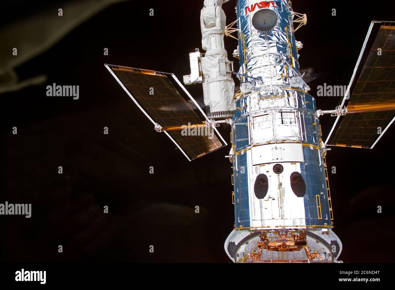 (13 febbraio 1997) --- telescopio spaziale Hubble (HST) dopo la cattura ormeggiato sul sistema di supporto di volo (FSS) nel vano di carico utile di Space Shuttle Discovery. Questa vista è stata ripresa con una fotocamera digitale (ESC). Foto Stock