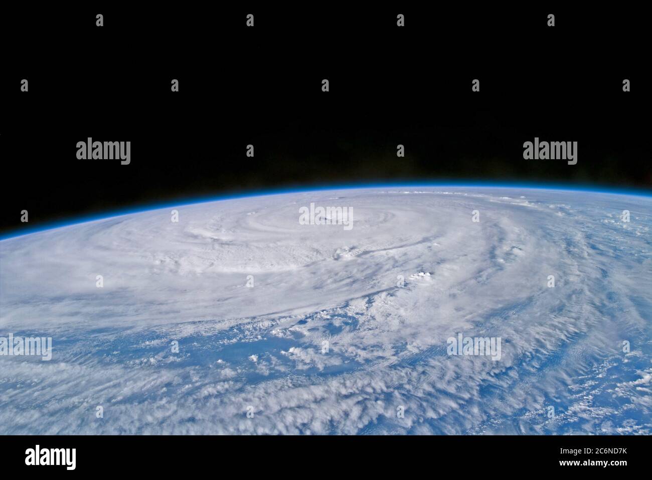 (13 agosto 1997) --- i membri dell'equipaggio STS-85 a bordo dello Space Shuttle Discovery hanno downlinkato questa vista obliqua, Electronic Still Camera (ESC) del Super Typhoon Winnie circa a metà strada tra la Nuova Guinea e il Giappone nell'Oceano Pacifico a tarda sera, 13 agosto 1997. Vento massimo sostenuto di 105 nodi, raffiche fino a 130 nodi. Foto Stock