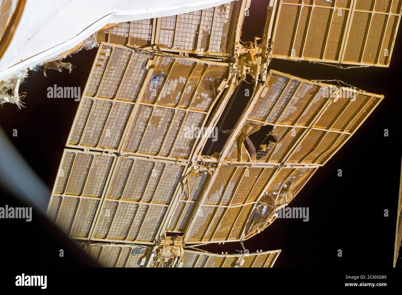 (25 Jan 1998) --- questa immagine della telecamera elettronica (ESC) mostra il pannello dell'array solare danneggiato della stazione spaziale russa Mir. Il pannello solare è stato danneggiato a causa di un impatto con una nave di rifornimento senza equipaggio che ha urtato con il Mir il 25 giugno 1997, causando la depressurizzazione del modulo Spektr. Questa vista ESC è stata presa il 25 gennaio 1998 alle 16:56:30 GMT. Foto Stock