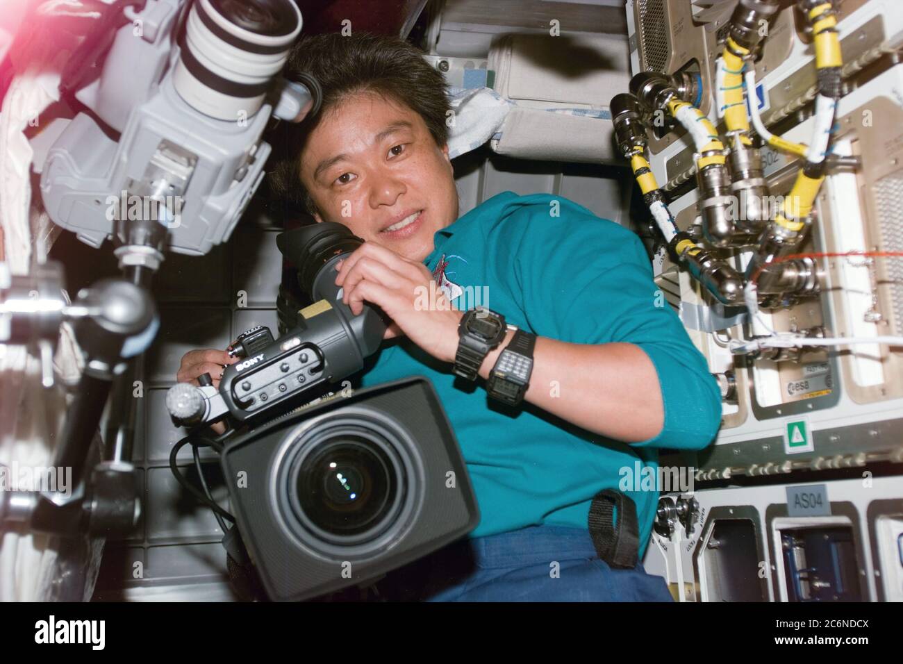 STS095-e-5070 (1 novembre 1998) --- lo specialista di payload STS-95 Chiaki Mukai si prepara ad utilizzare un camcorder durante l'attività nel modulo Spacehab a bordo dello Space Shuttle Discovery. La foto è stata scattata con una fotocamera elettronica (ESC) alle 00:55:22 GMT, 1 novembre. Foto Stock