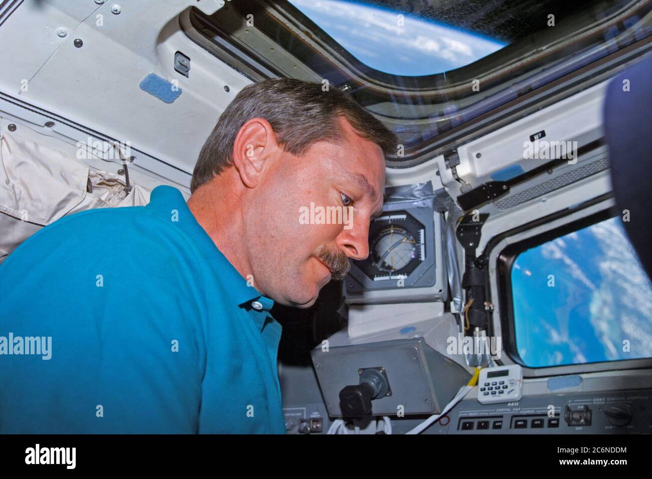 (1 novembre 1998) --- Astronauta Curtis Brown Jr., comandante STS-95, sul ponte di volo a poppa, come fotografato con una fotocamera elettronica (ESC) alle 02:12:00 GMT, 1 novembre. Foto Stock