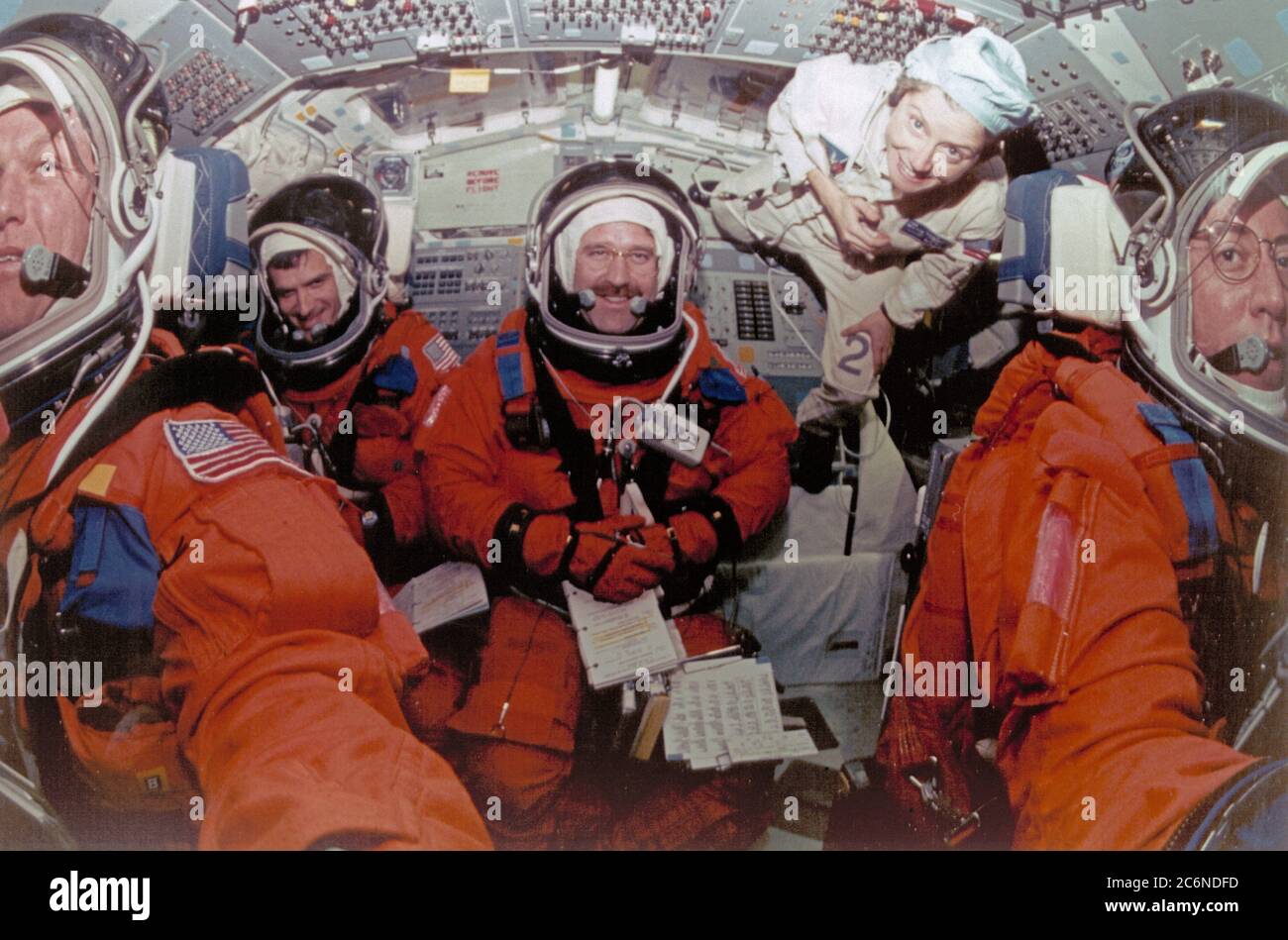 (17 Dic 1996) --- l'equipaggio di volo STS-81 supera le liste di controllo prima del volo sul ponte di volo dello Space Shuttle Atlantis durante la fase finale degli esercizi di Terminal Countdown Demonstration Test (TCDT) per la missione del 1997 gennaio. I membri dell'equipaggio raffigurati sono (da sinistra) Brent W. Jett, Jr., pilota; Peter J. K. (Jeff) Wisoff e John M. Grunsfeld, specialisti della missione; insieme a Michael A. Baker, comandante della missione. Foto Stock