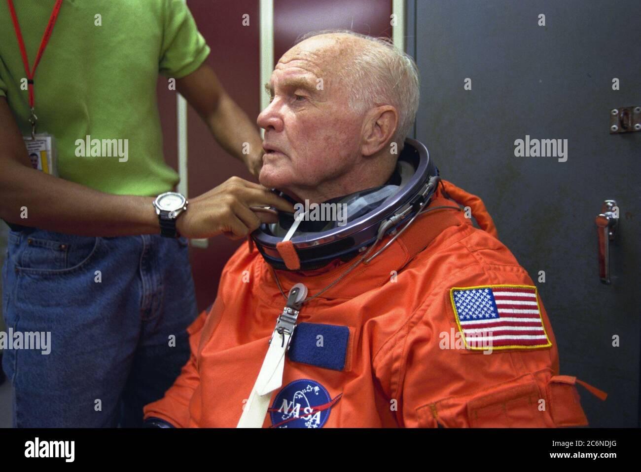 (28 aprile 1998) --- il Sen. John H. Glenn Jr. (D.-Ohio) è assistito da Carlous Gillis nel suiting in su per un'esercitazione di addestramento alla facilità di integrazione di sistemi del centro spaziale di Johnson. Glenn è previsto di unirsi a un secondo specialista di payload e cinque astronauti della NASA per una missione a bordo della Space Shuttle Disovery entro la fine di quest'anno. Foto Stock