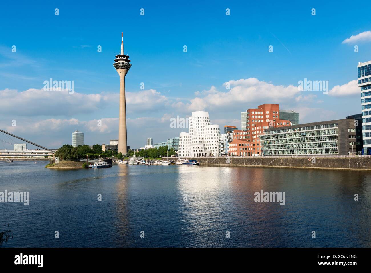 Düsseldorf è Media Harbour (Medienhafen) con torre Rheinturm e architettura moderna da Frank O. Gehry. Foto Stock