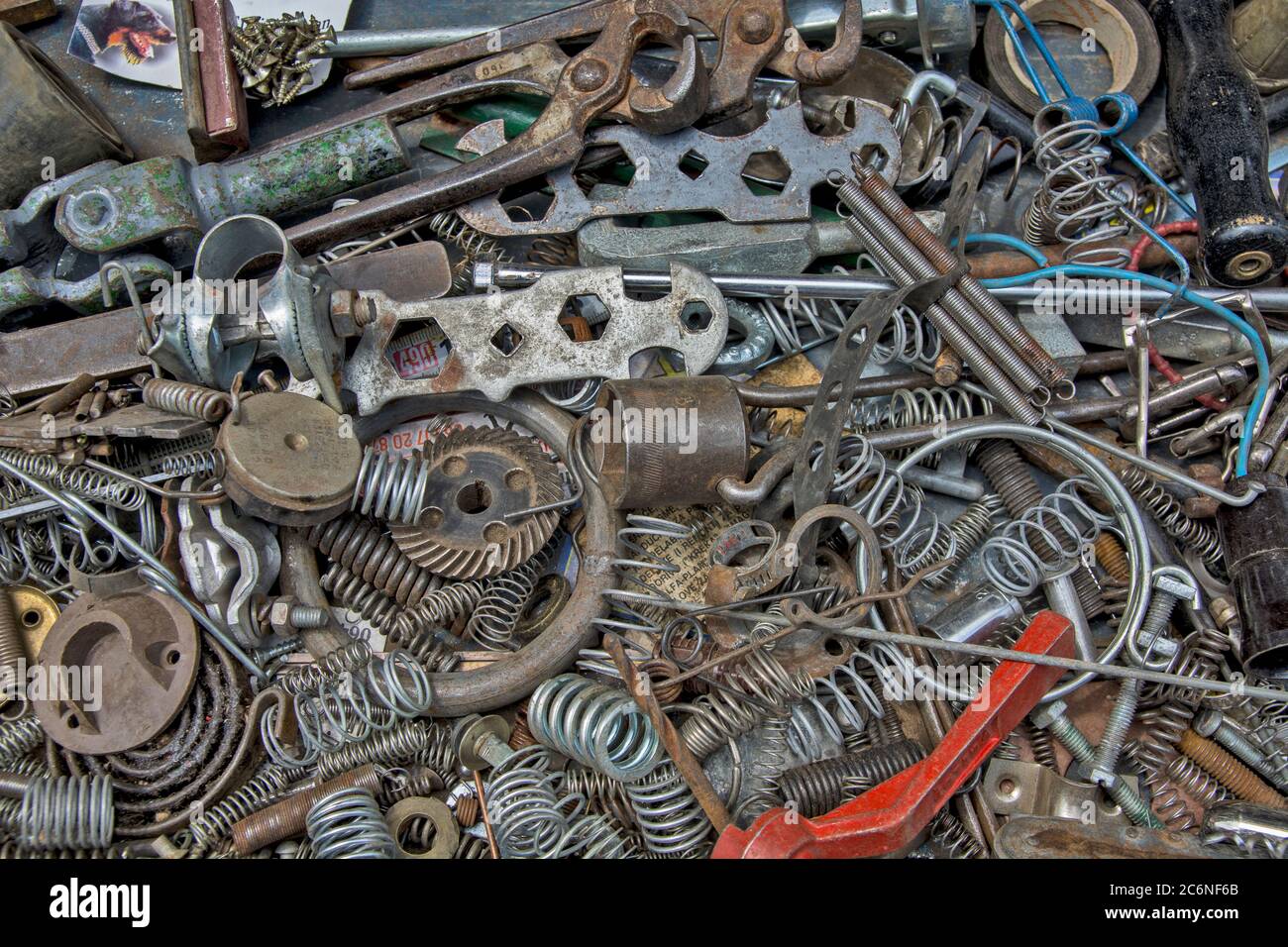 Zrenjanin, Serbia, 04 luglio 2020. Un mercato in cui vengono offerti in vendita vari attrezzi manuali, molle, viti e molto altro. Foto Stock