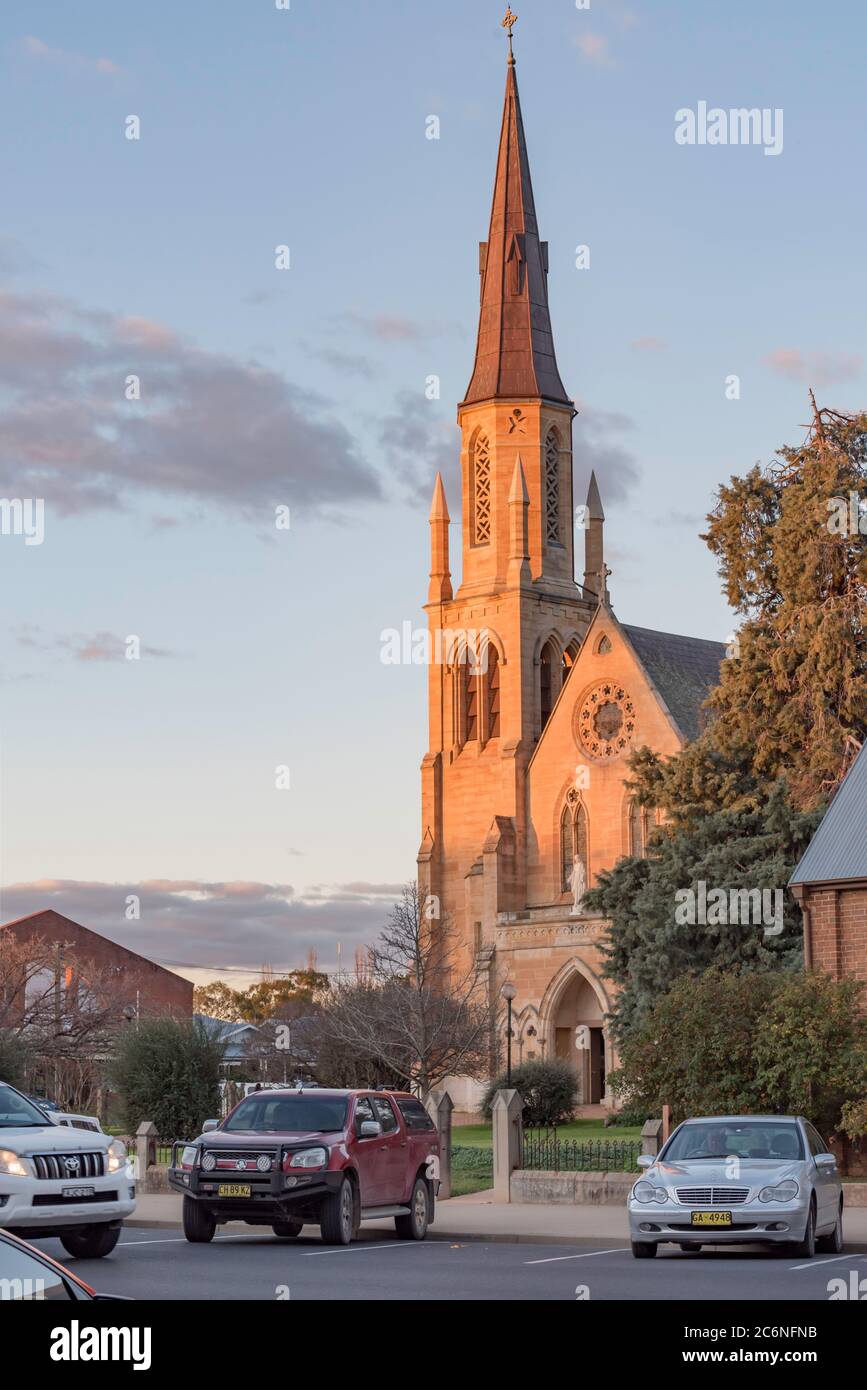 Santa Maria della Presentazione la chiesa cattolica di Mudgee è una chiesa in arenaria di design gotico ecclesiastico vittoriano costruita tra il 1893 e il 1911. Foto Stock