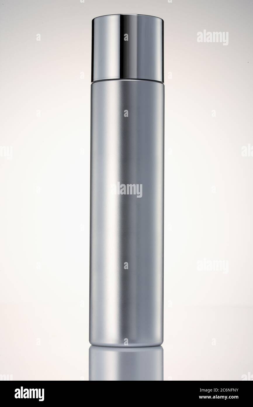 contenitore cosmetico in acciaio color argento. Foto Stock