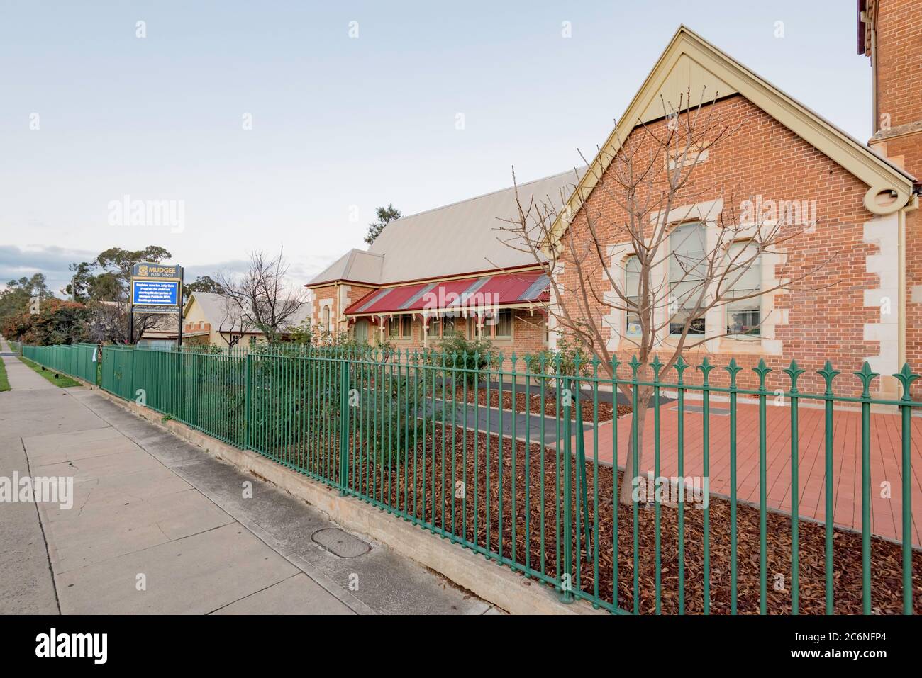 La Scuola pubblica Mudgee fu costruita nel 1872 e aggiunta nel 1928. E' di stile gotico e romanico e costruito in mattoni e un tetto in ferro corrugato Foto Stock